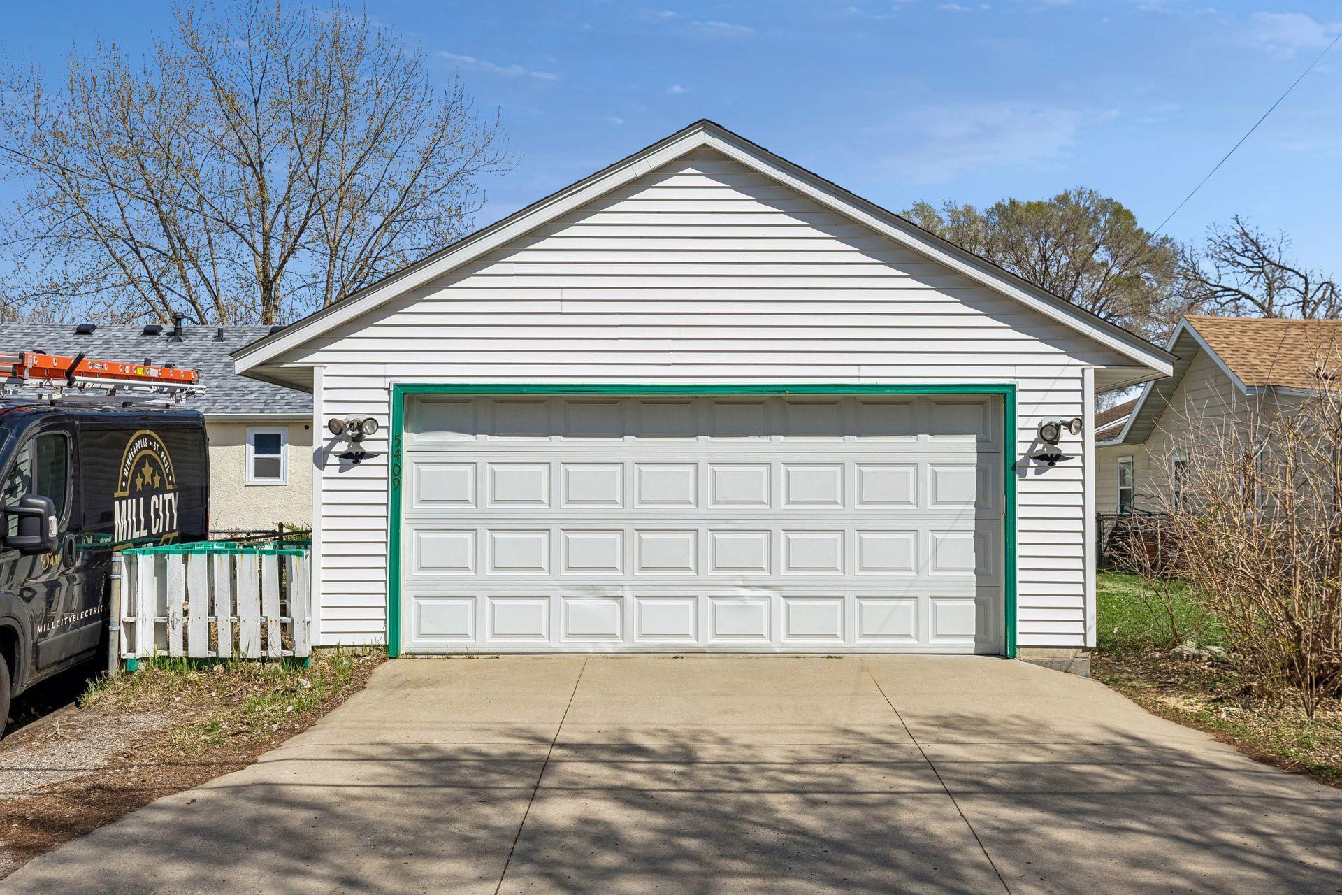 5409 Fremont Avenue North - Spacecrafting - 0030.jpg