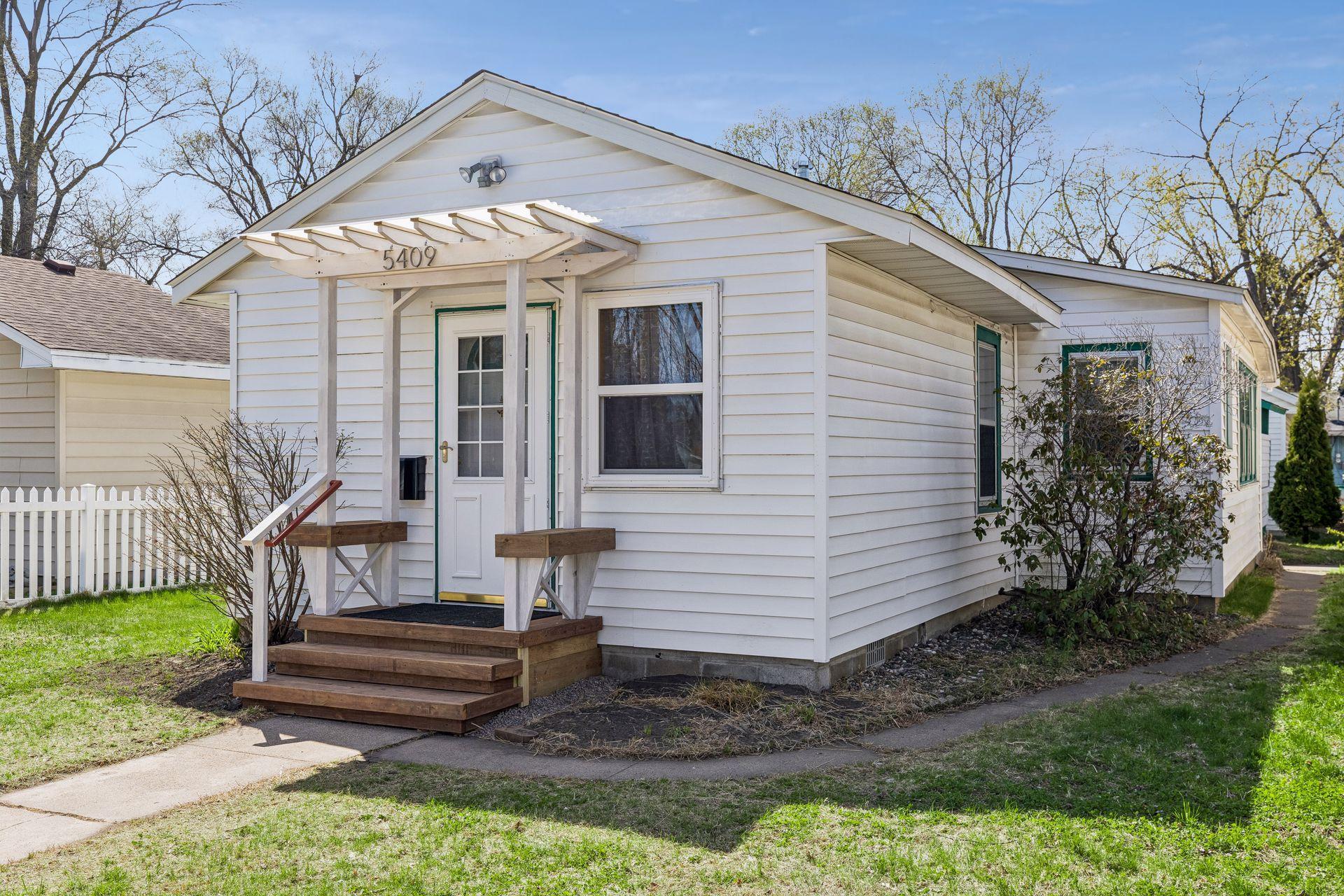 5409 Fremont Avenue North - Spacecrafting - 0004.jpg