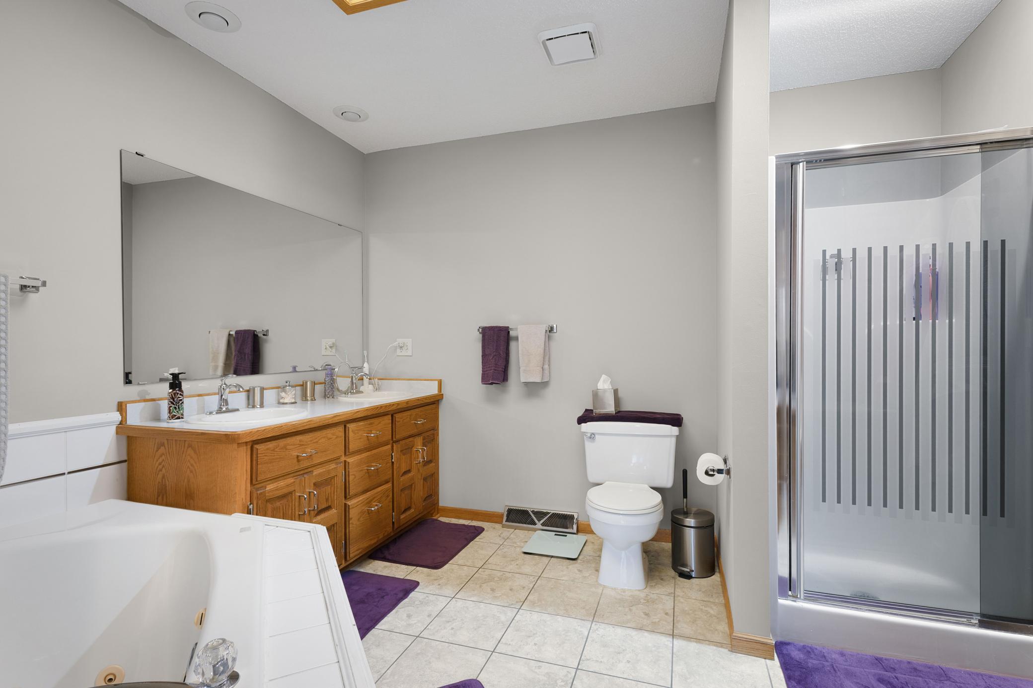 Upper level full bath 1 connected to primary bedroom
