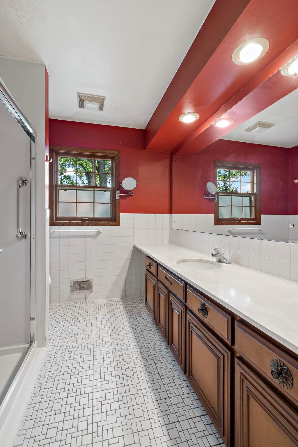 Main level 3/4 bathroom
