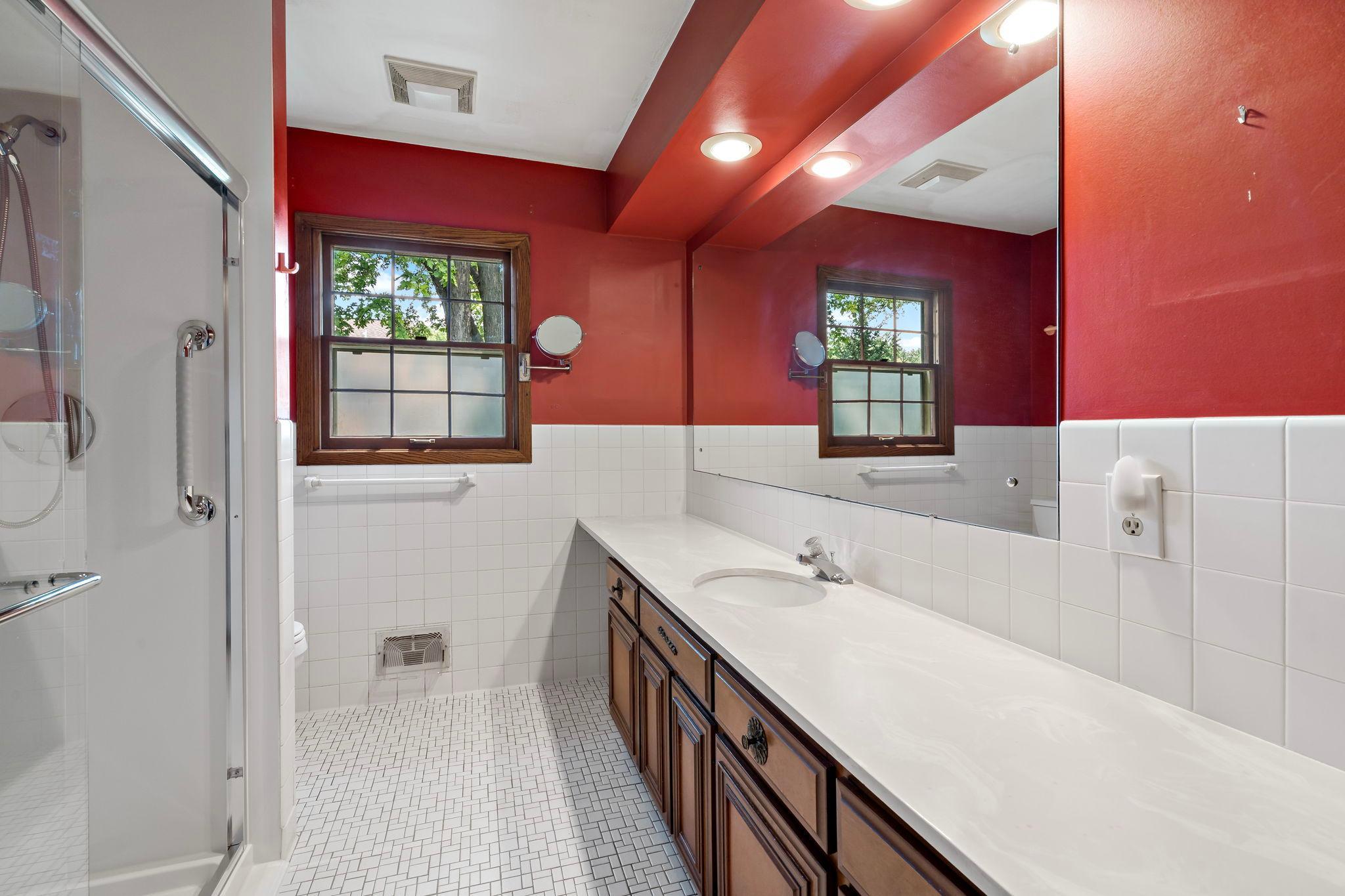 Main level 3/4 bathroom