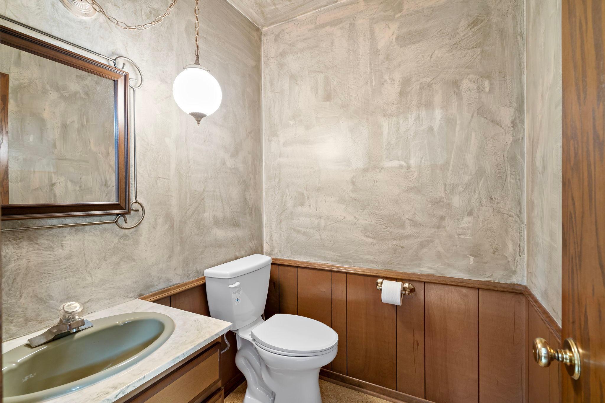 Main level 1/2 bath