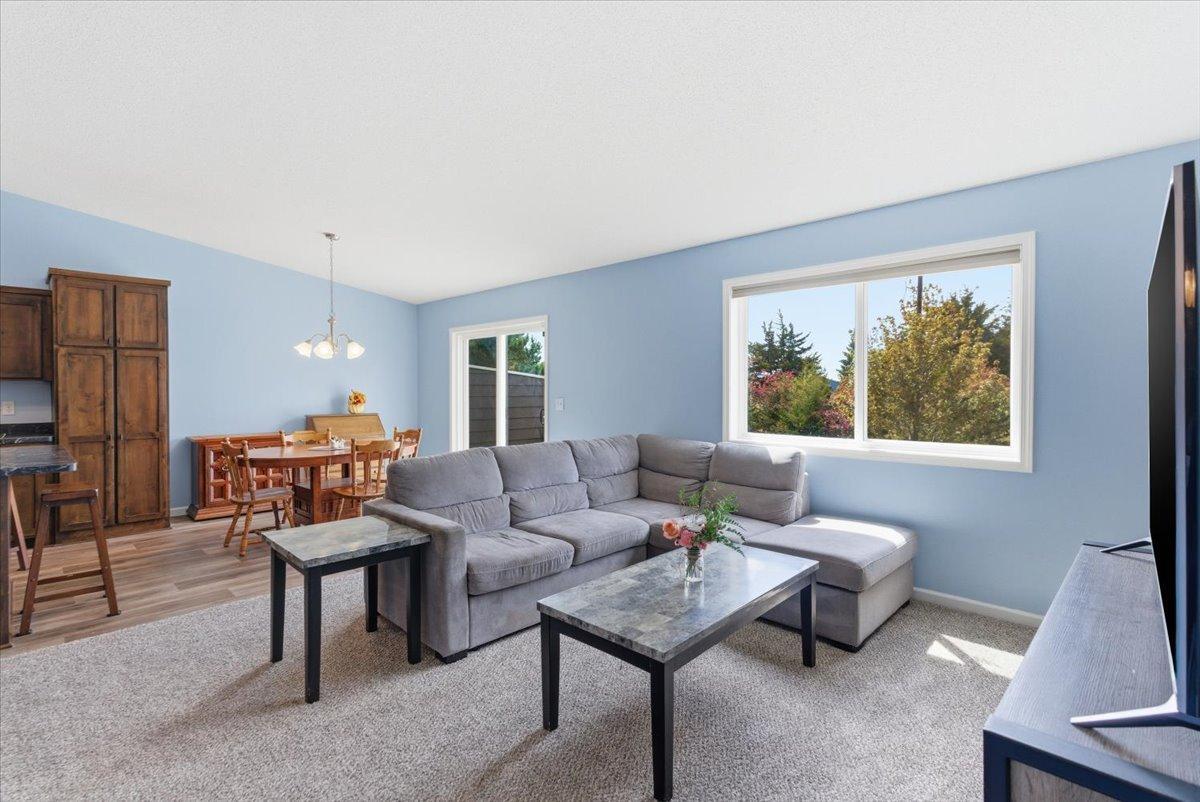06-Living Room.jpg