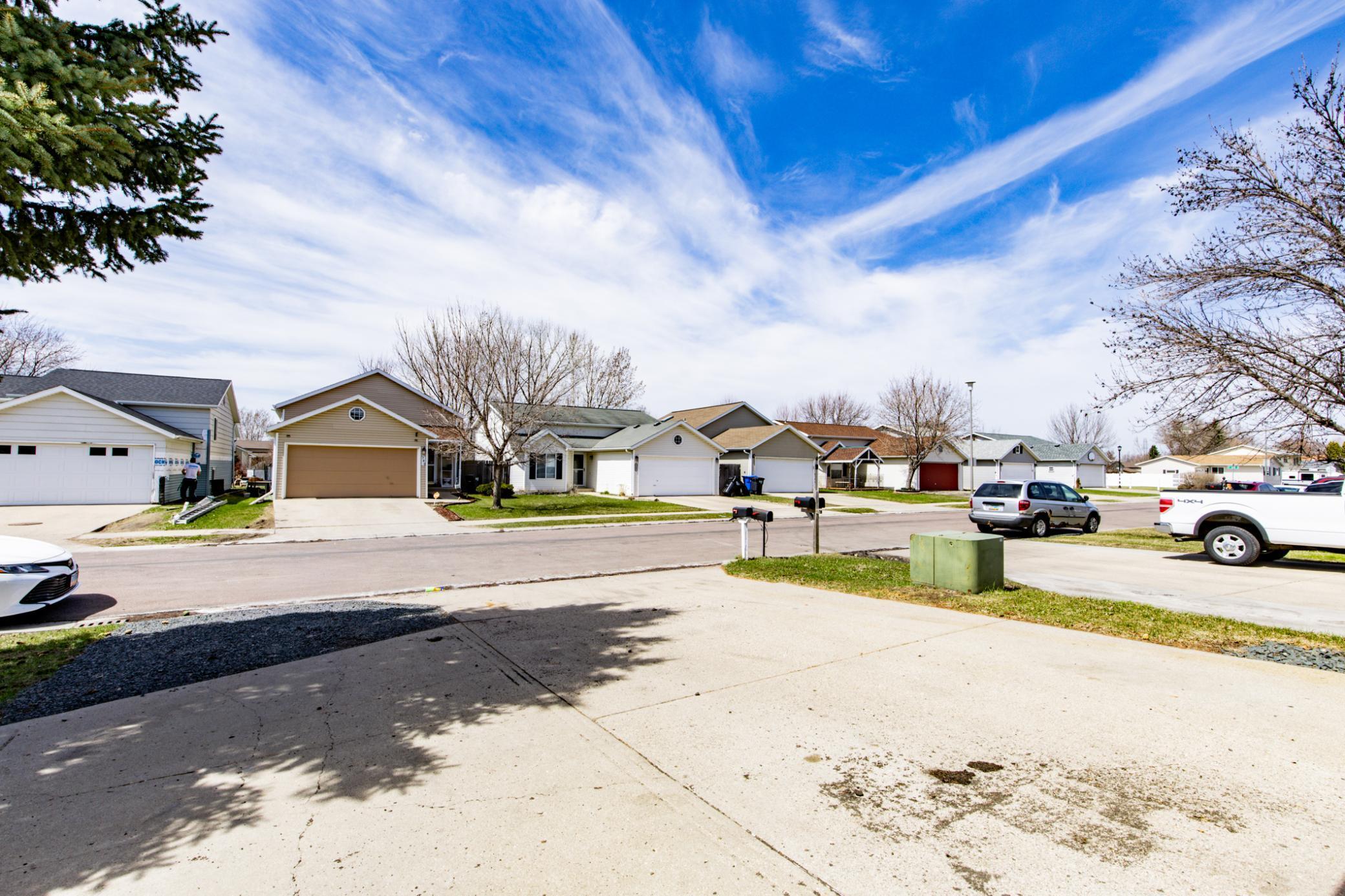 Driveway/Neighborhood