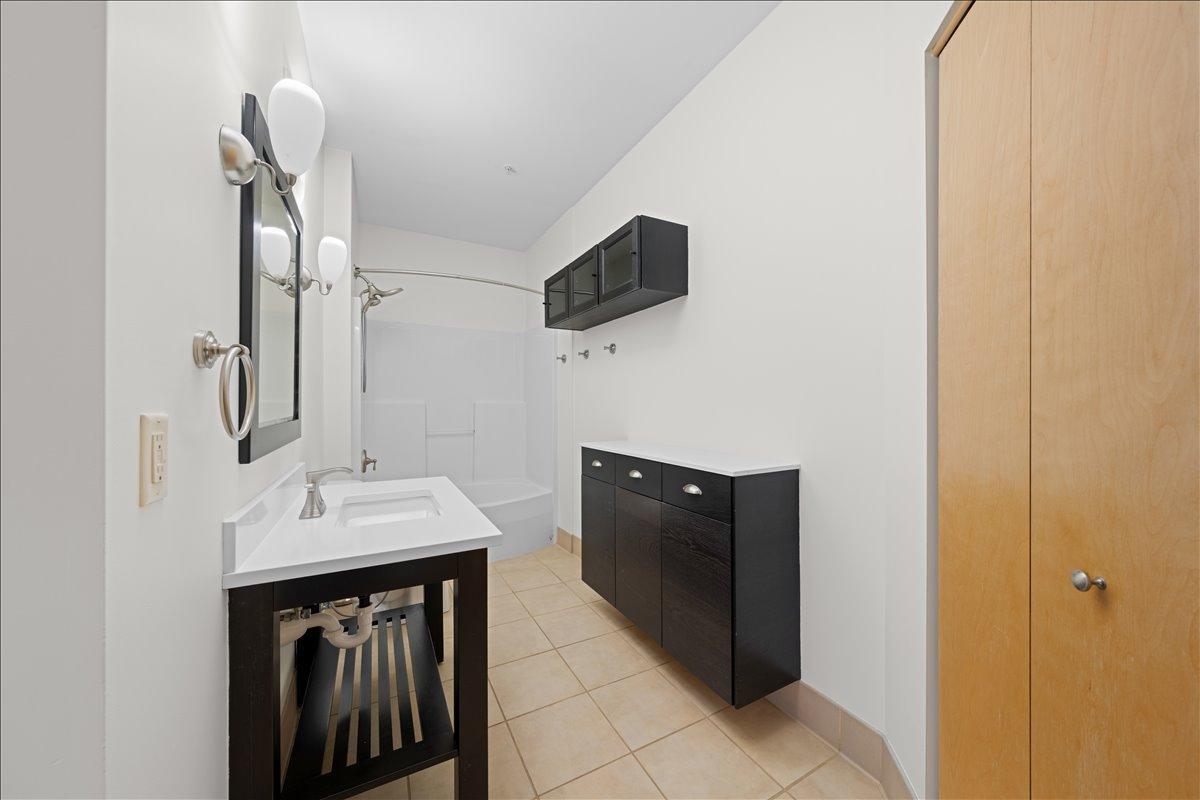 Large bathroom w/extra storage