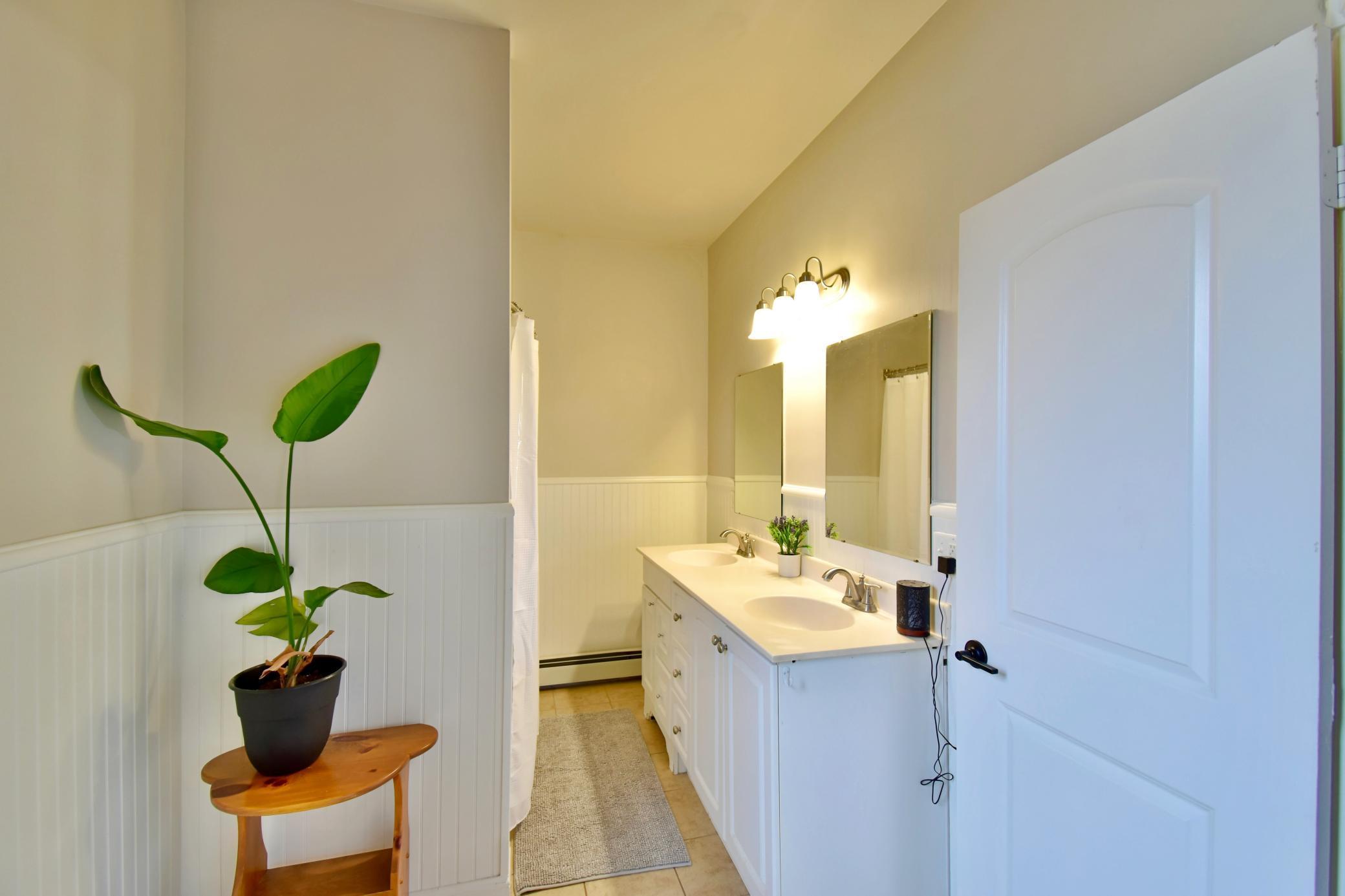 Main level full bath