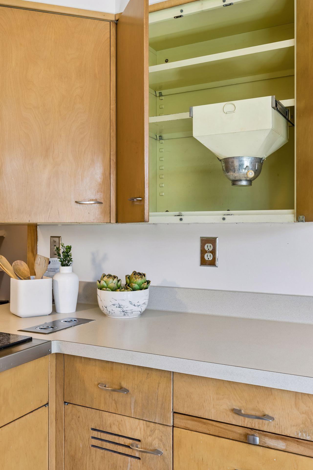 Built-in flour sifter? Yep! It's just one of the many special surprises you'll find!