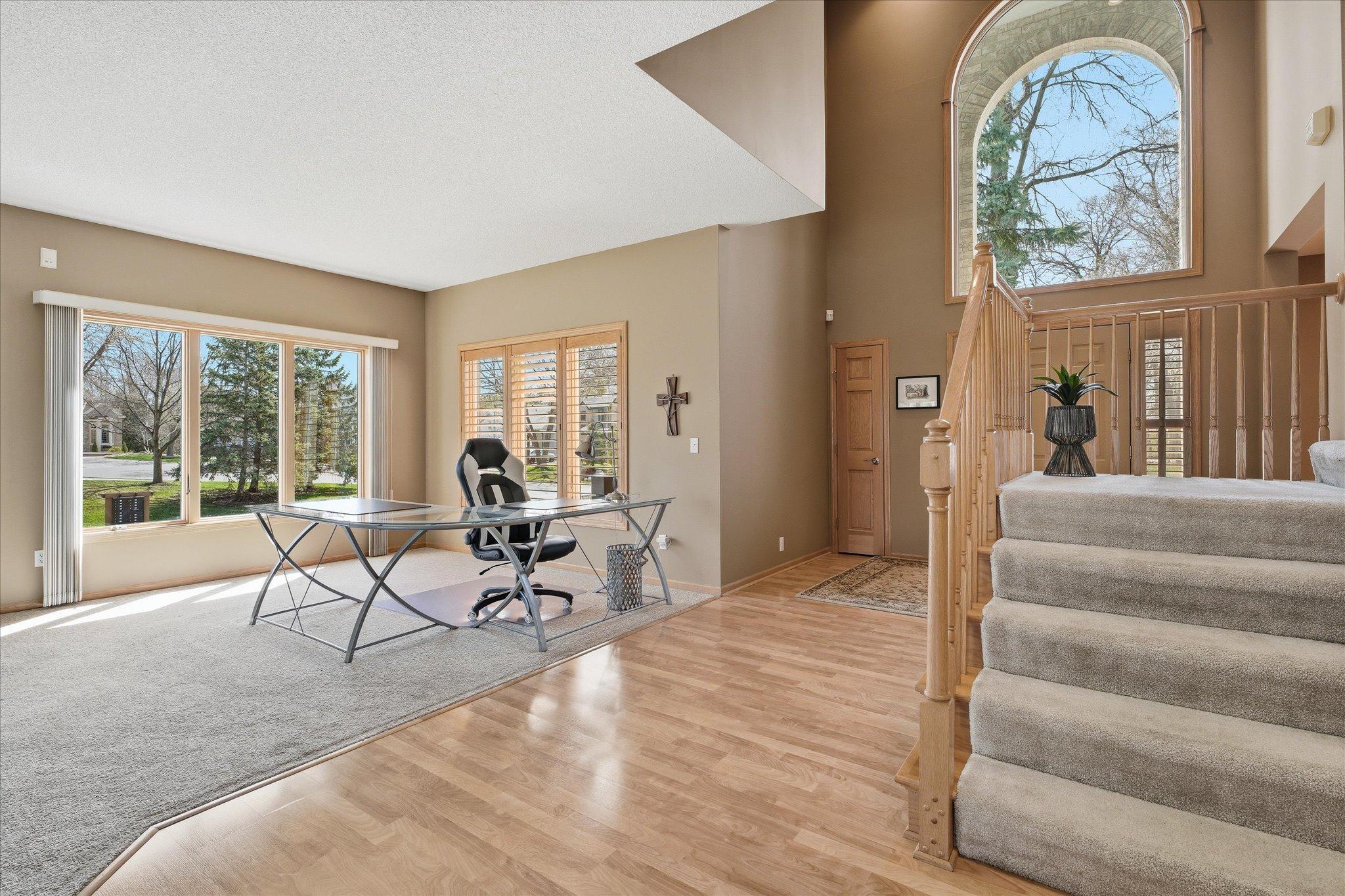 Open vaulted entry area opens to inviting Family room with lots of Anderson Windows.
Quality Anderson windows throughout the home