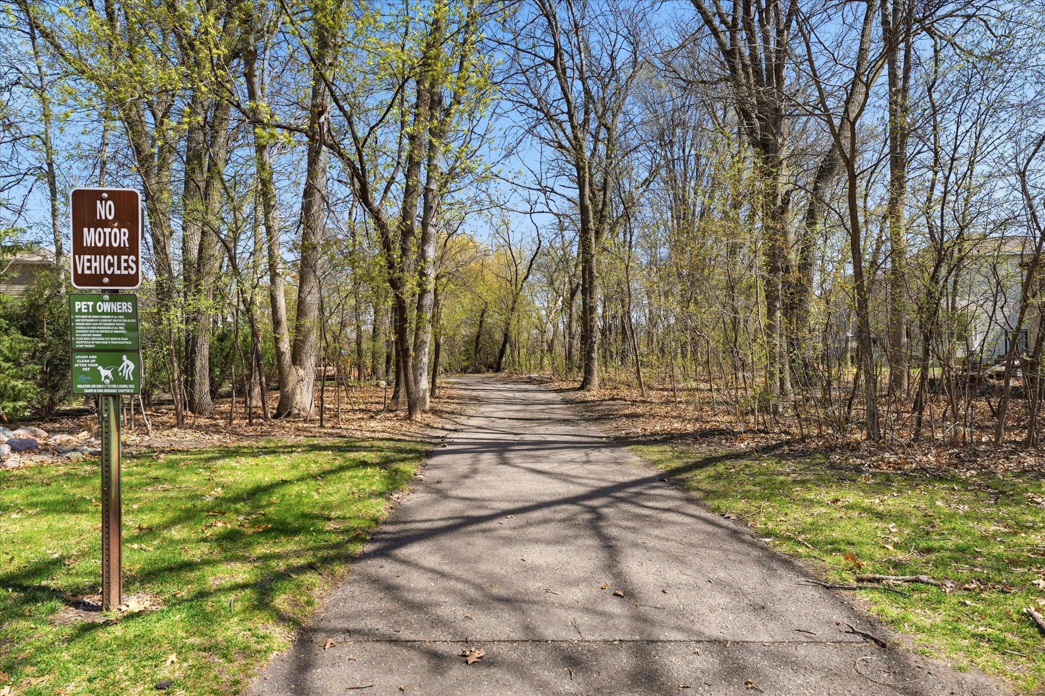 Trail access just steps away from cul-de-sac. Great trails leading to several close by parks and big Elm Creek Park Reserve. Great for walking pets