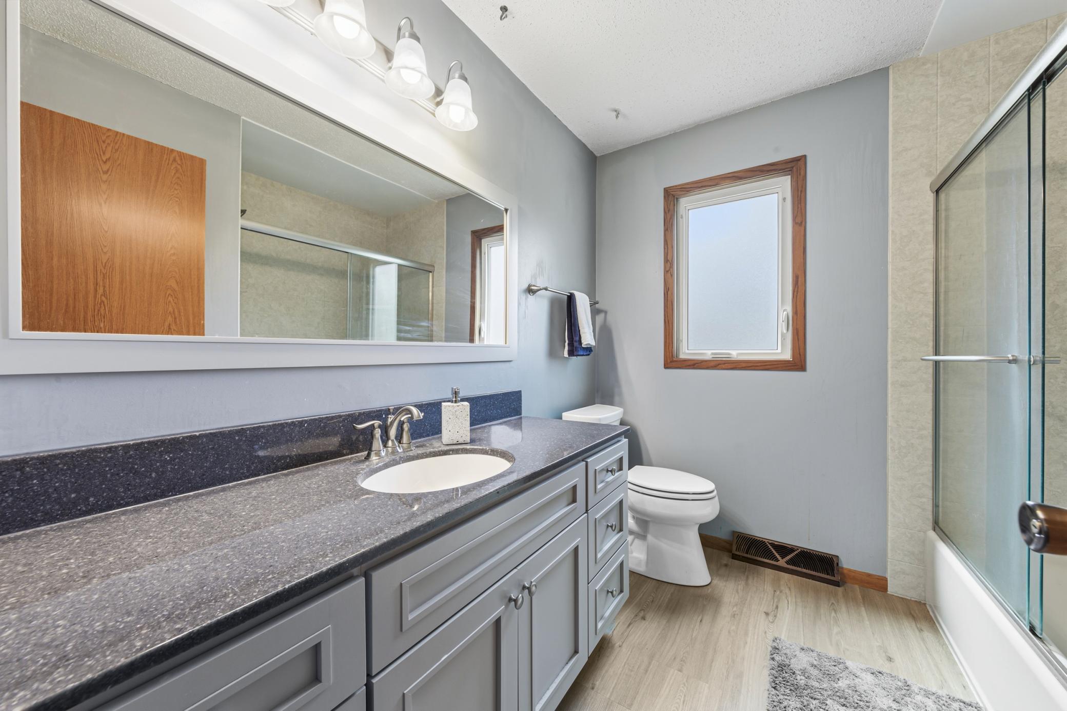 24 main level bathroom.jpg