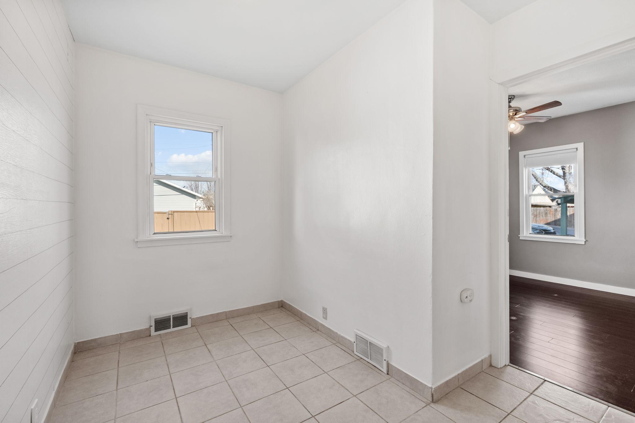 13-web-or-mls-1120 5th Ave S-13.jpg
