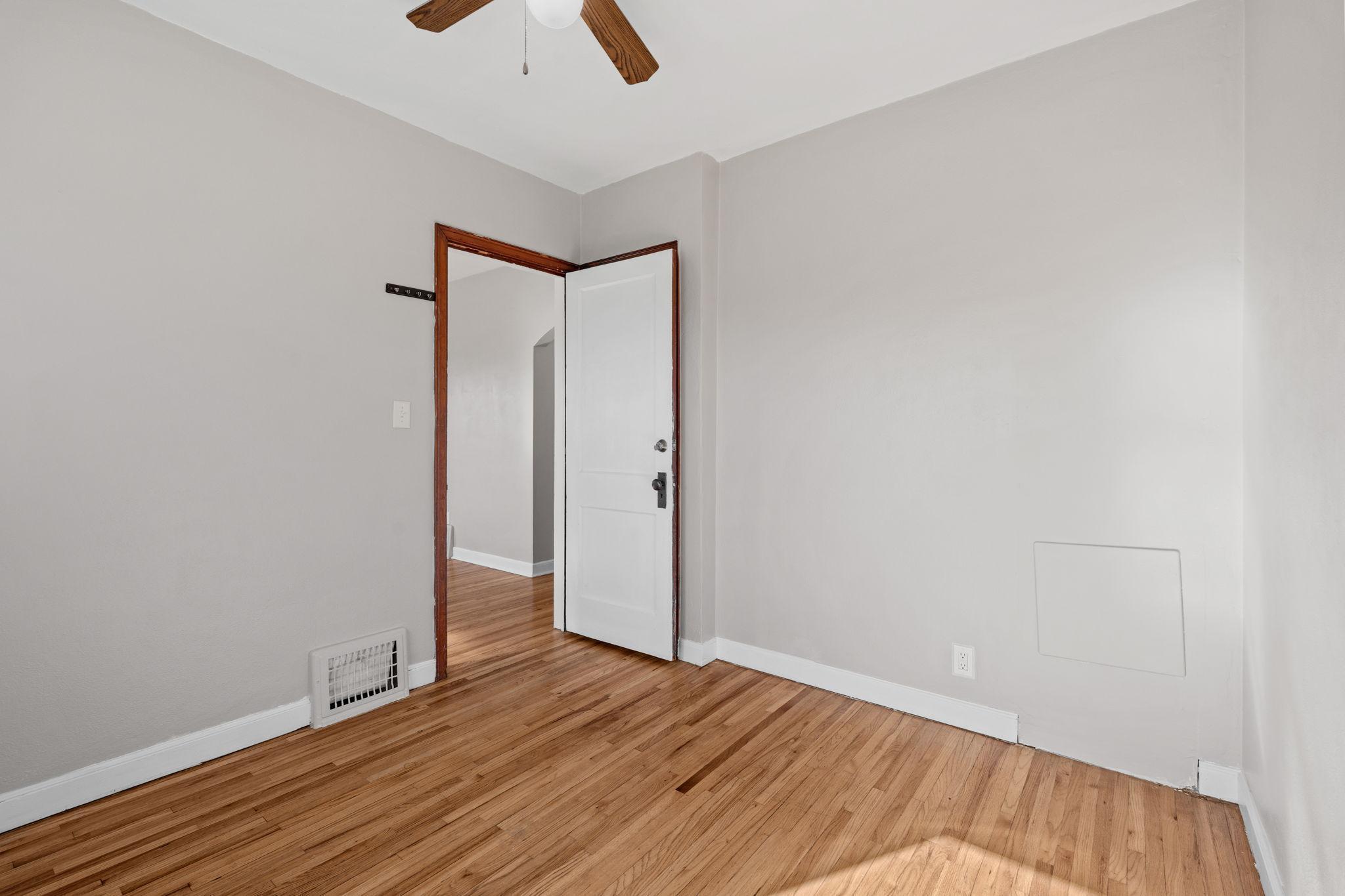 18-web-or-mls-1120 5th Ave S-18.jpg