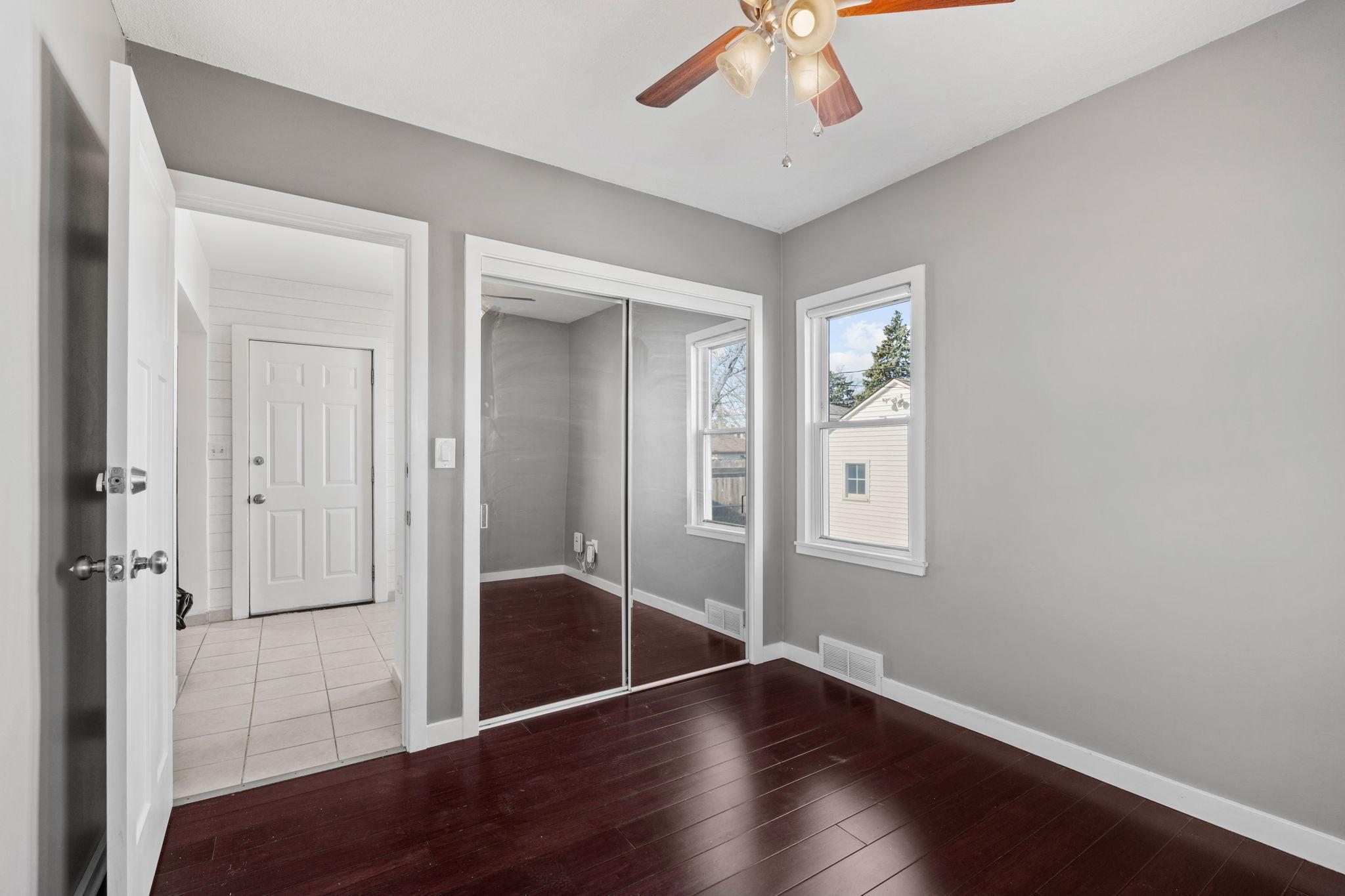 16-web-or-mls-1120 5th Ave S-16.jpg