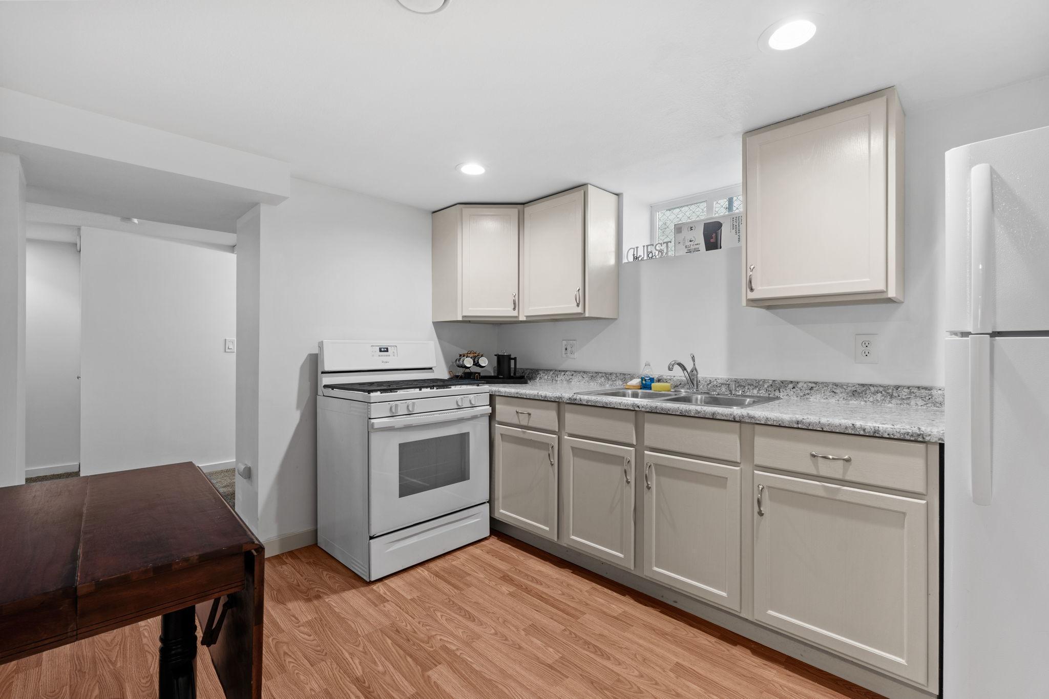 23-web-or-mls-1120 5th Ave S-23.jpg