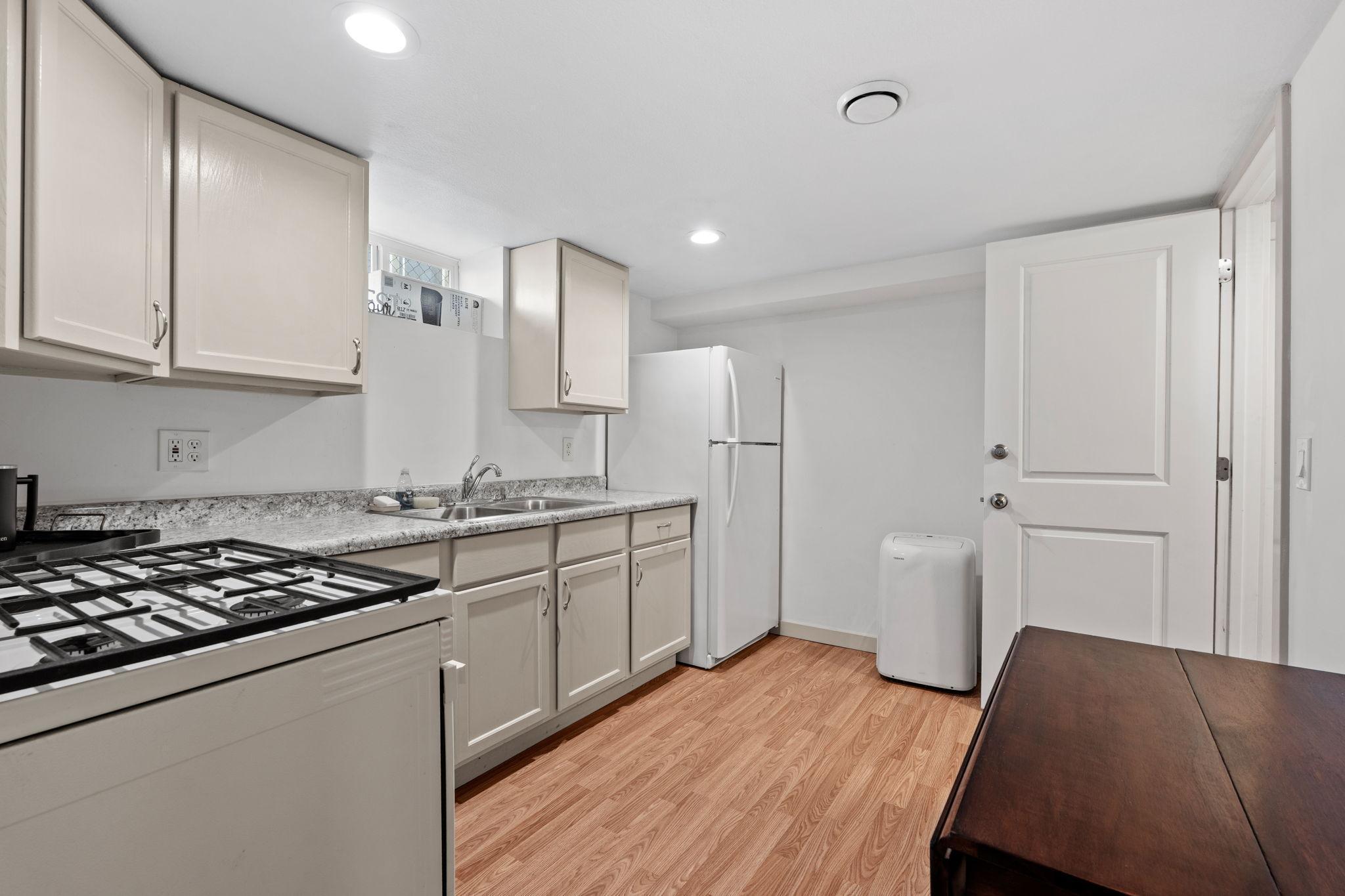 24-web-or-mls-1120 5th Ave S-24.jpg