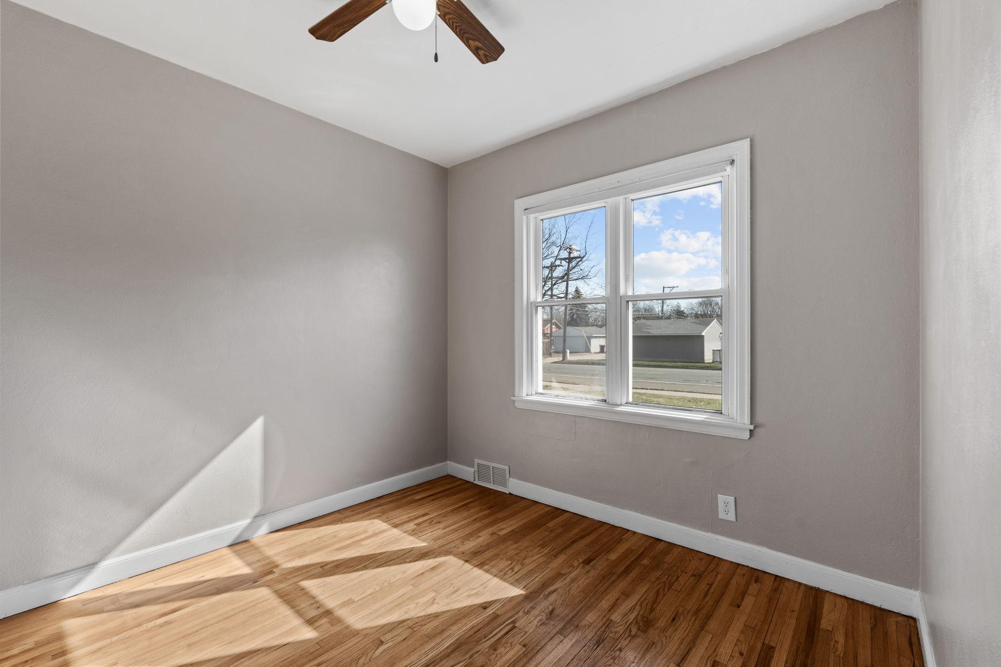 17-web-or-mls-1120 5th Ave S-17.jpg