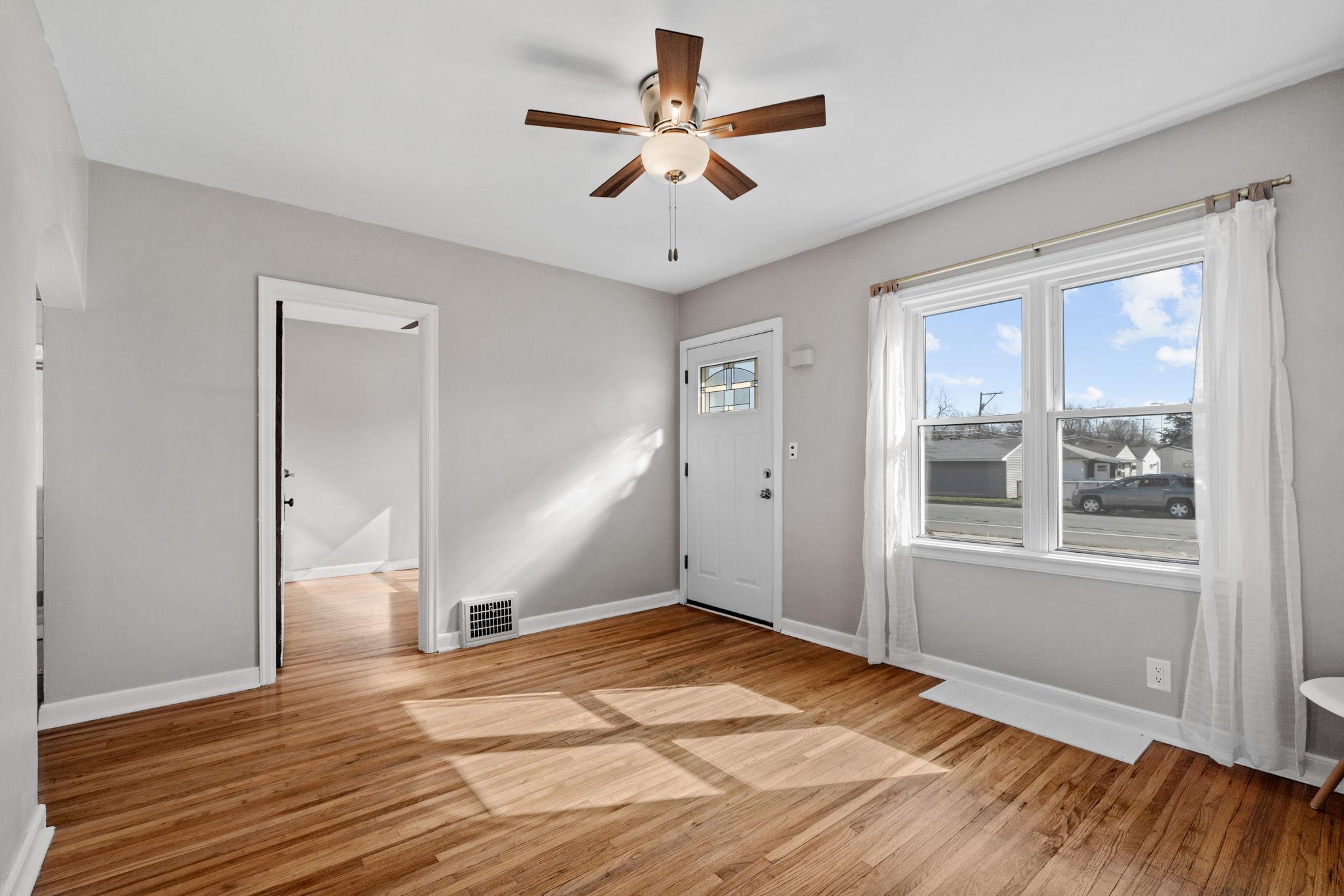 9-web-or-mls-1120 5th Ave S-9.jpg