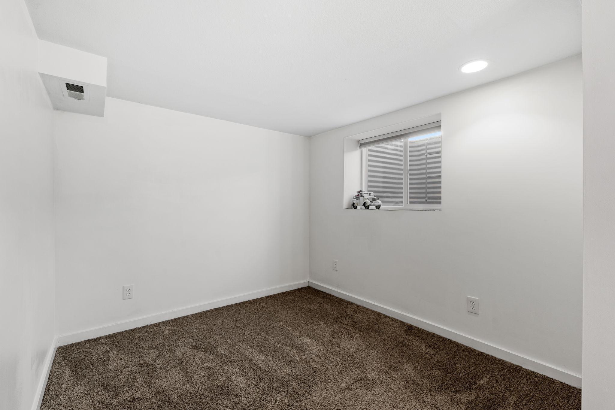 25-web-or-mls-1120 5th Ave S-25.jpg