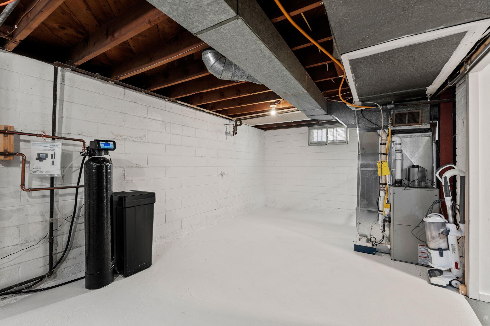 33-web-or-mls-1120 5th Ave S-33.jpg