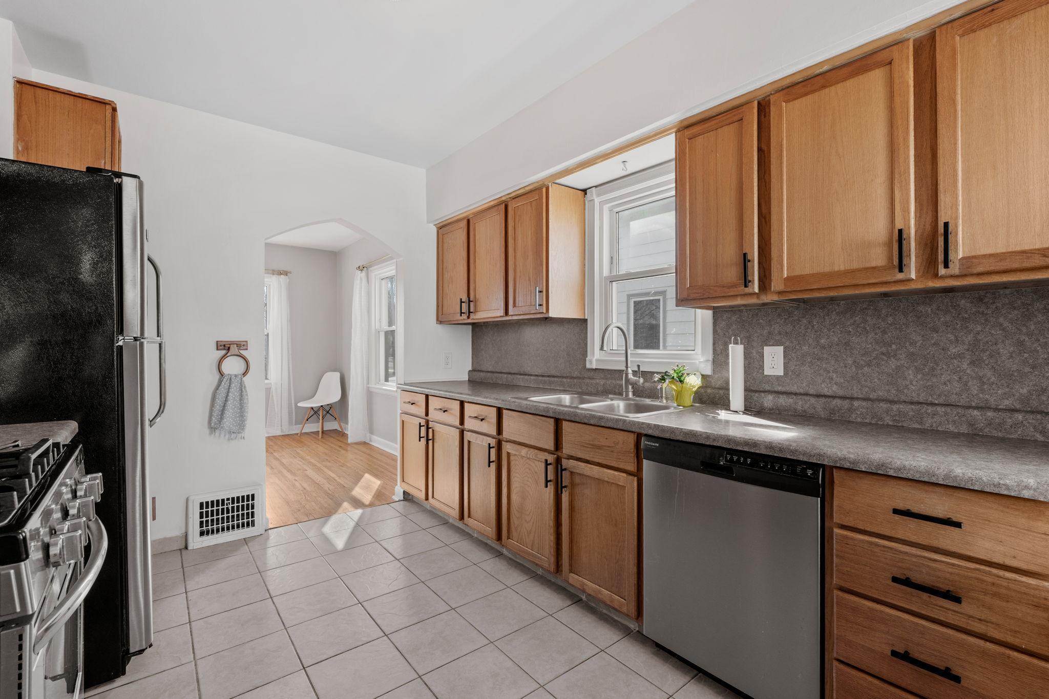 12-web-or-mls-1120 5th Ave S-12.jpg