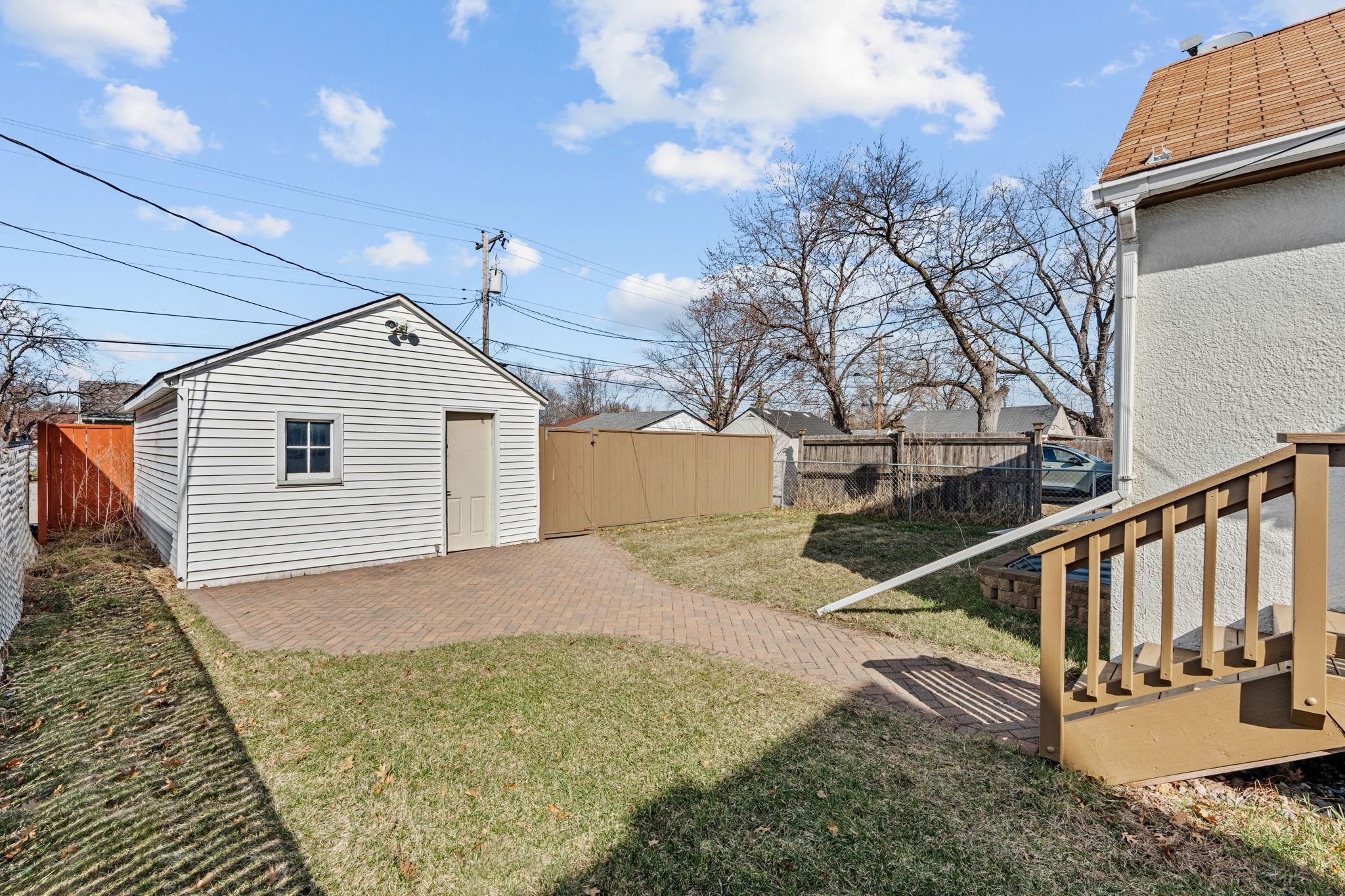 3-web-or-mls-1120 5th Ave S-3.jpg