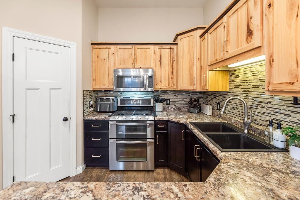 Double oven, corner pantry
