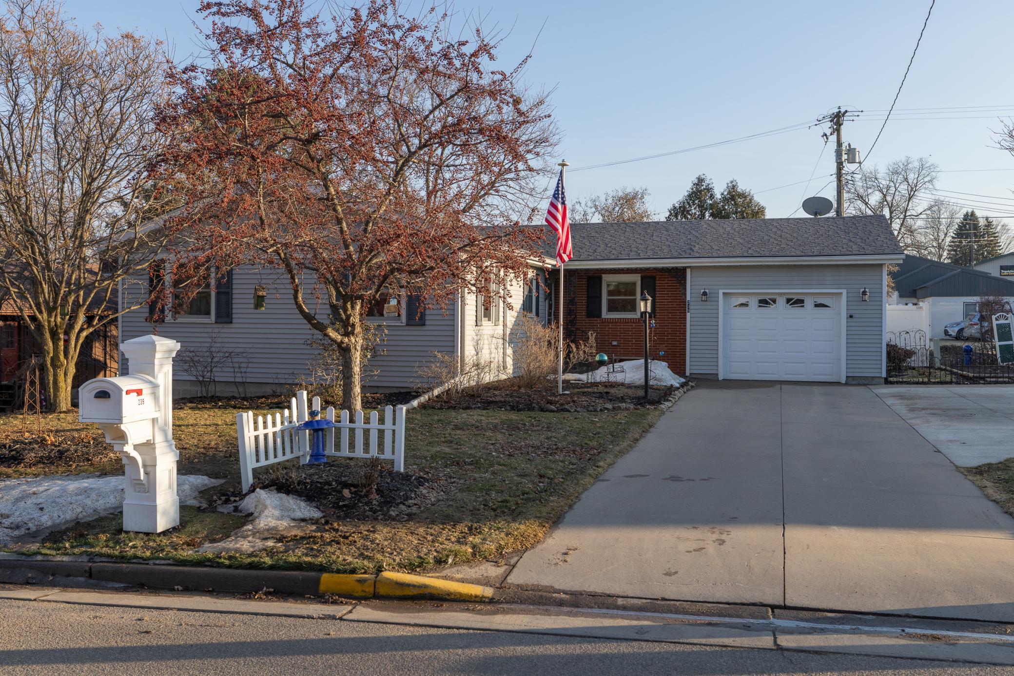 Welcome to 239 W Kinne St!