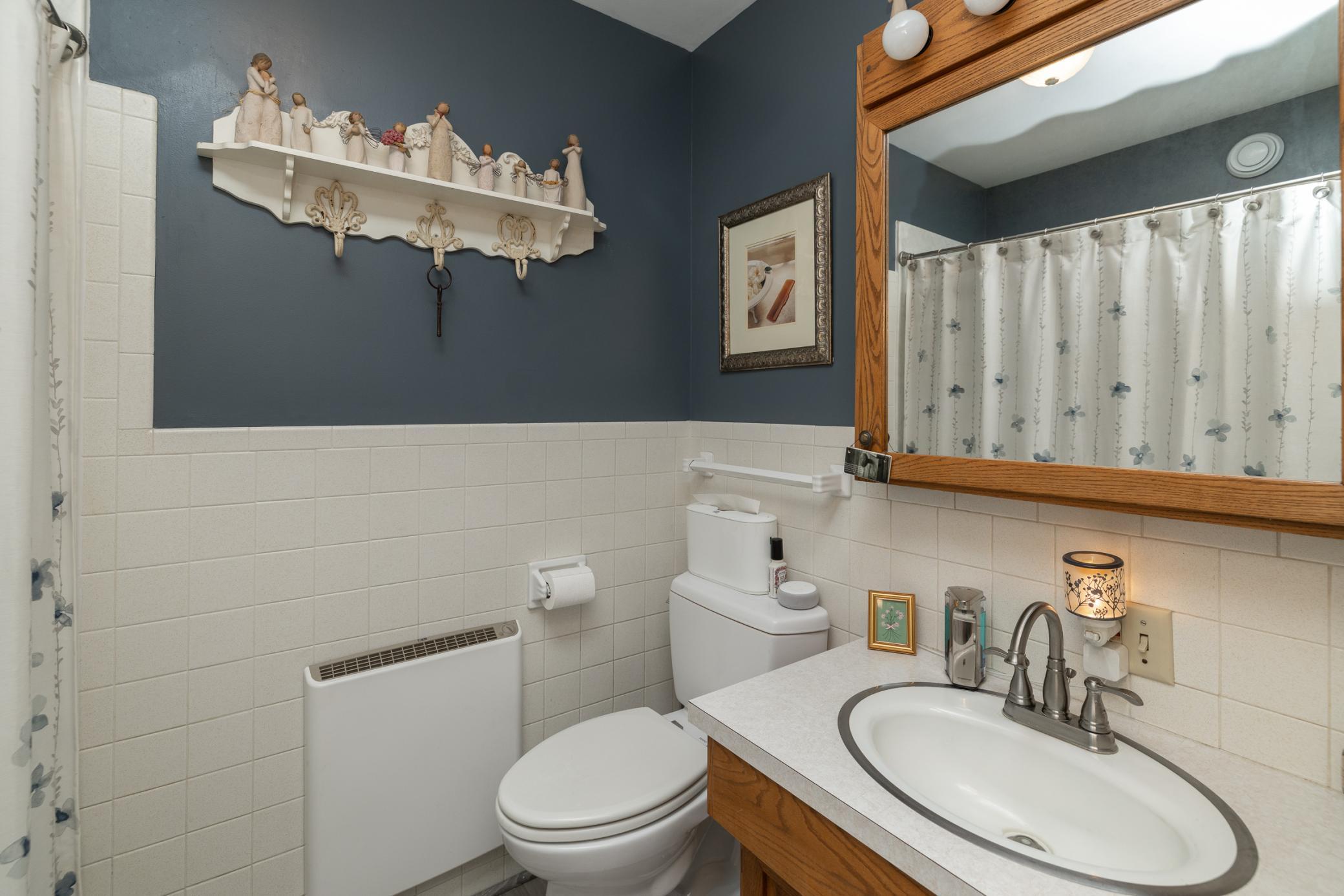 Main Level 1/2 Bathroom