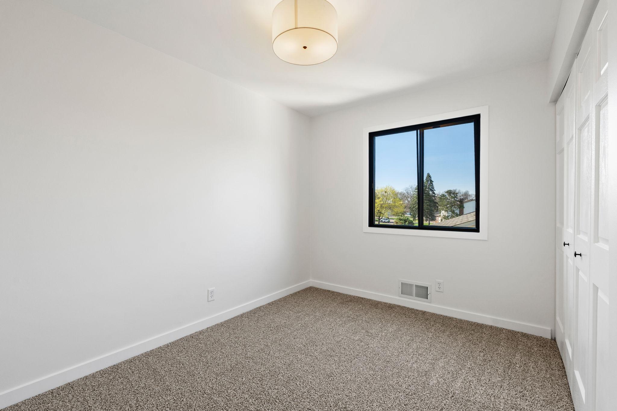 27-web-or-mls-9307 73rd St S-27.jpg