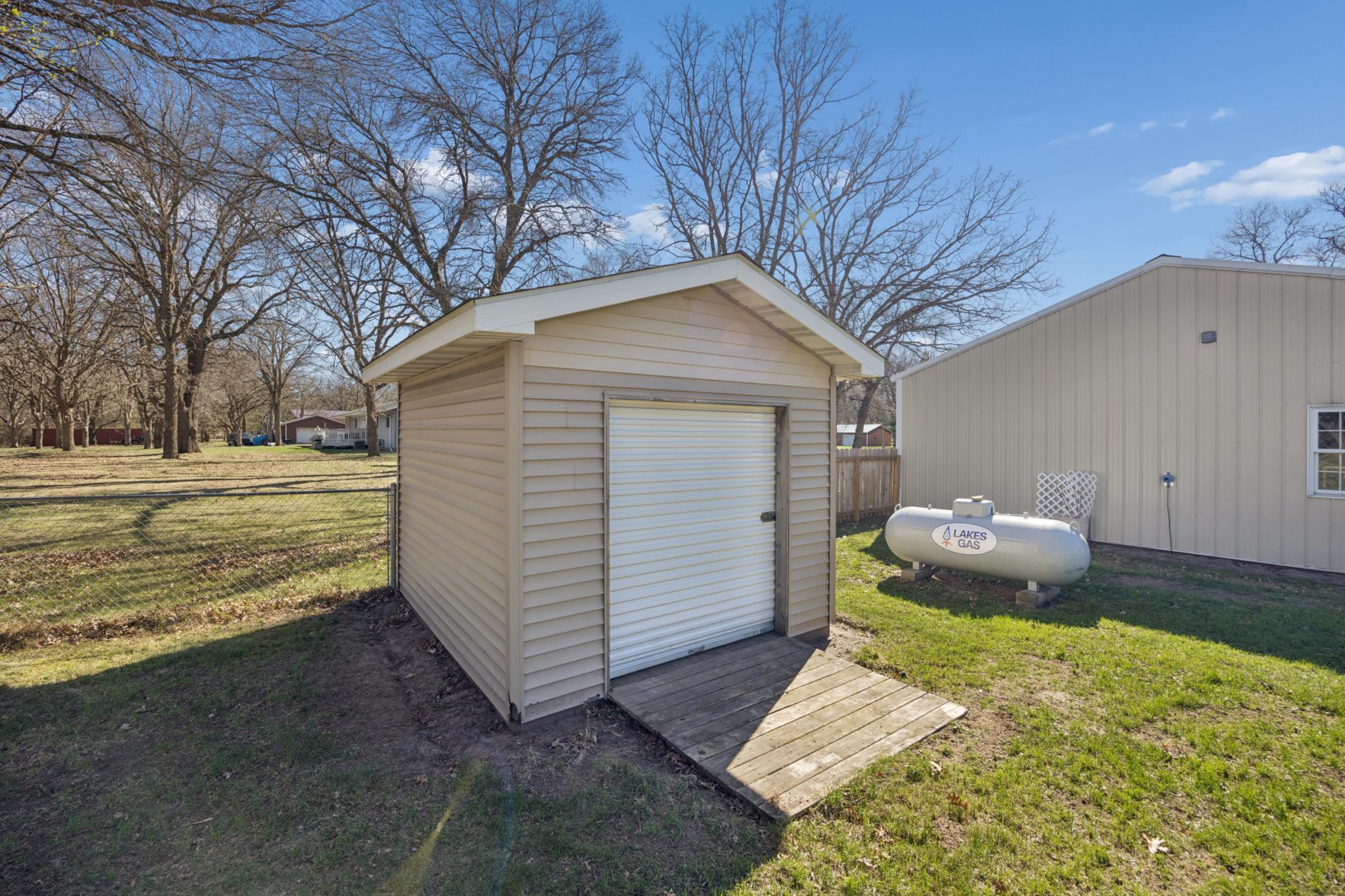 Extra storage shed w/ ramp! Store the yard toys here