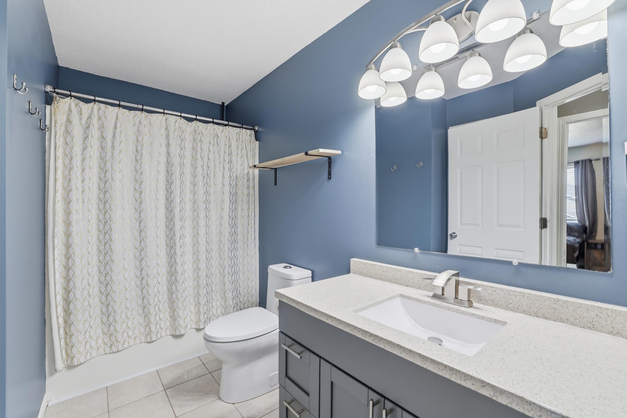 Main floor full bathroom