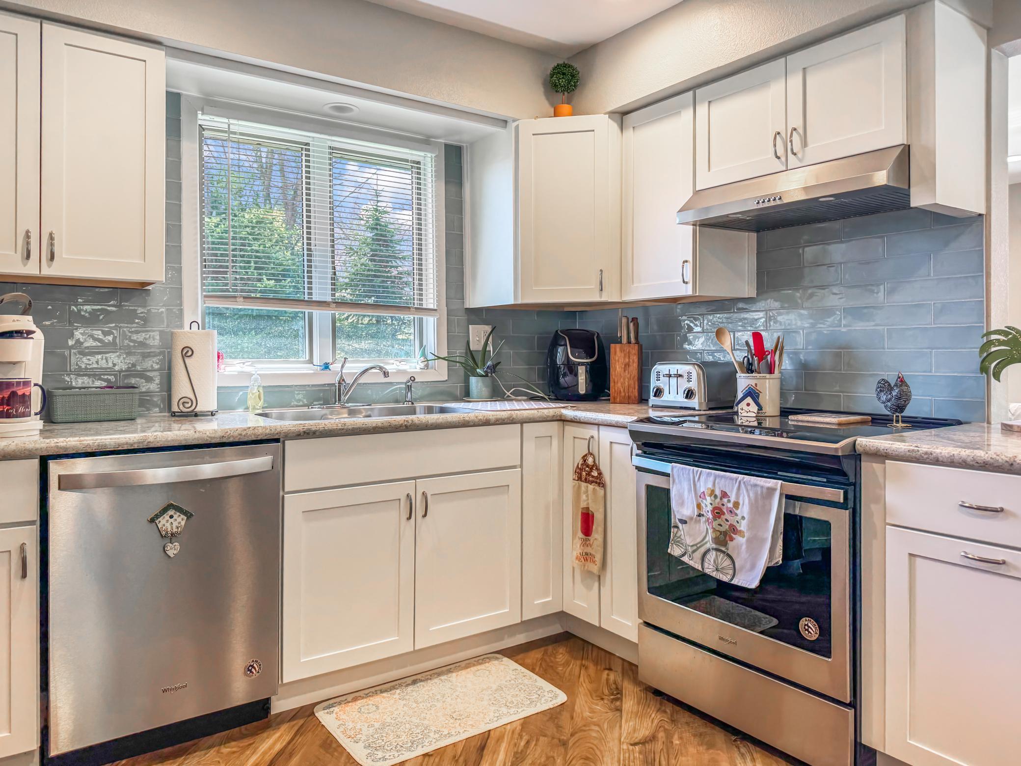 Kitchen with tile backsplash