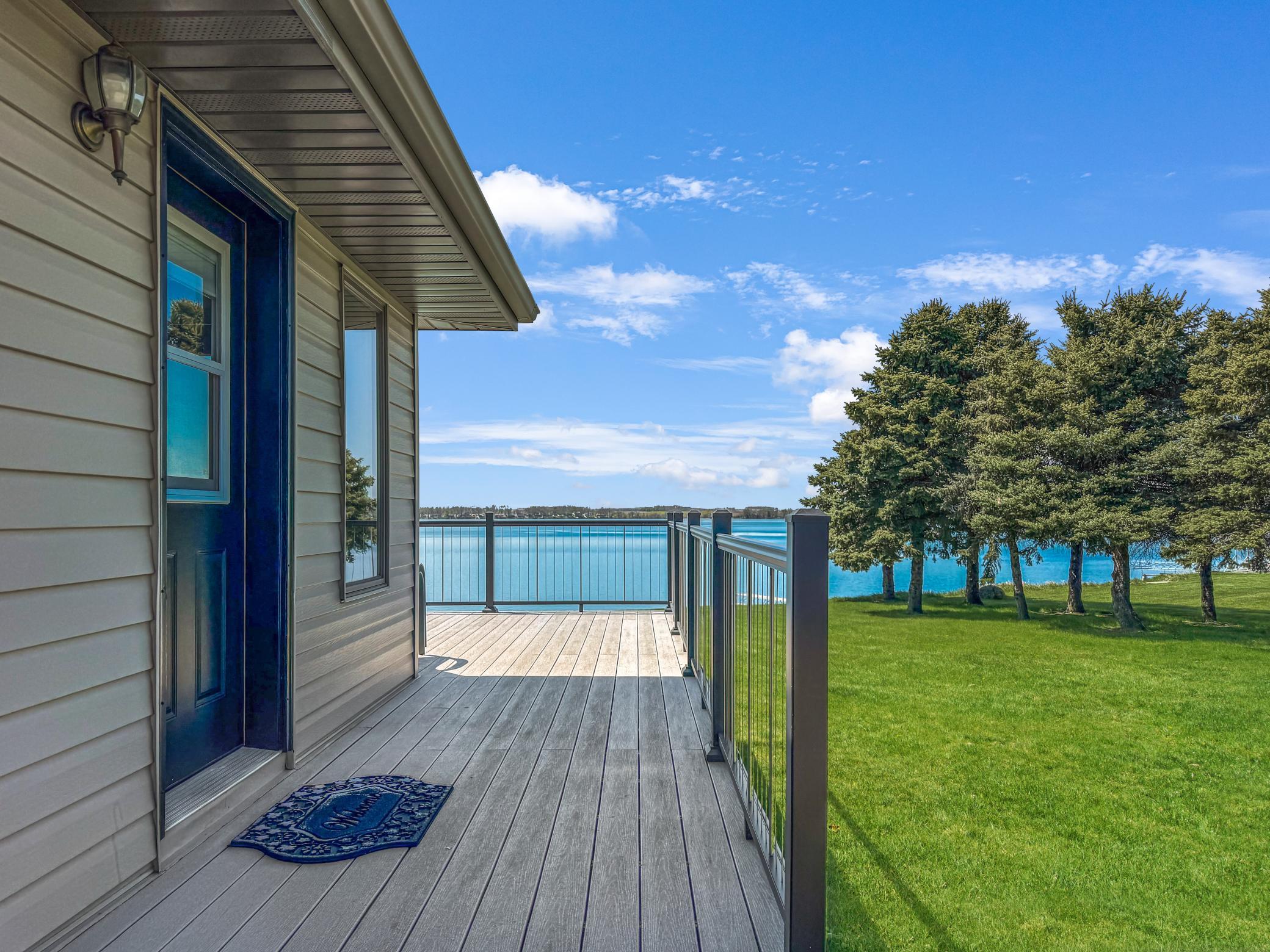 Huge deck overlooking the lake