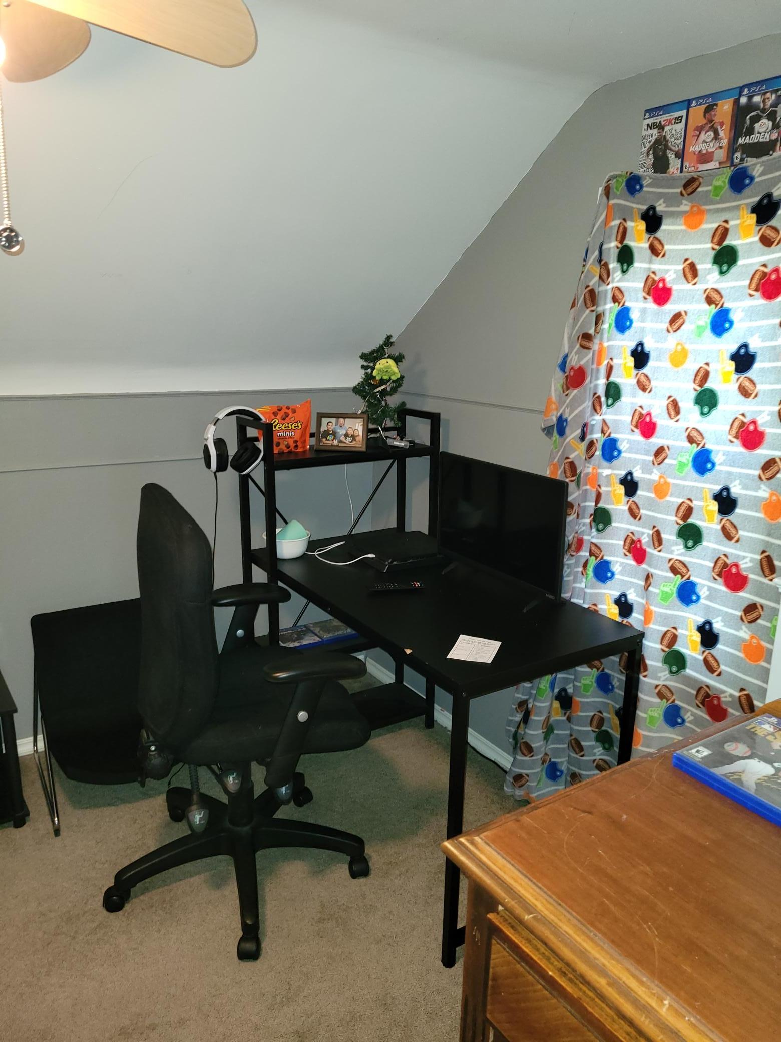 Upstairs bedroom 2 (2).jpg