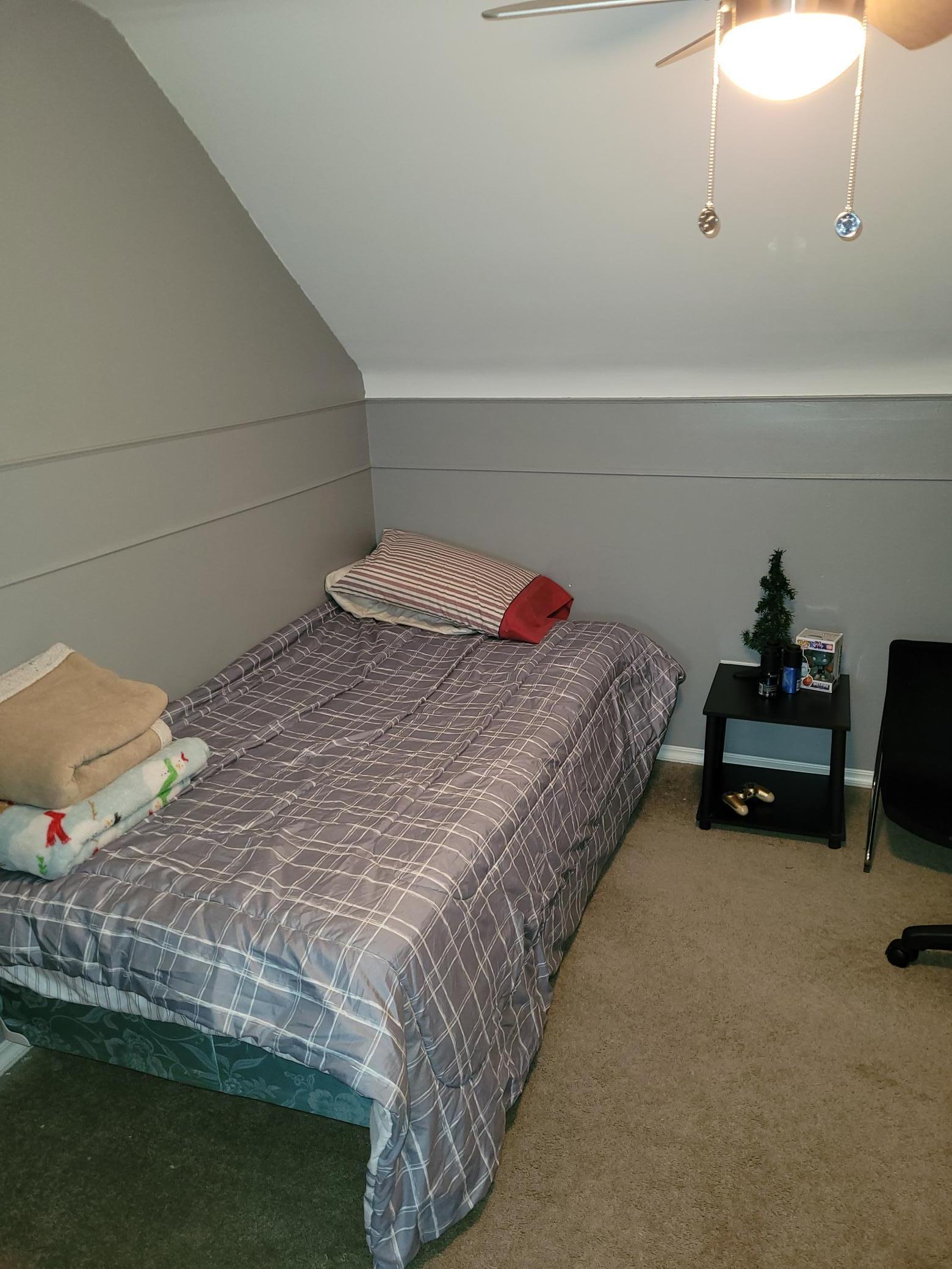 Upstairs bedroom 2.jpg