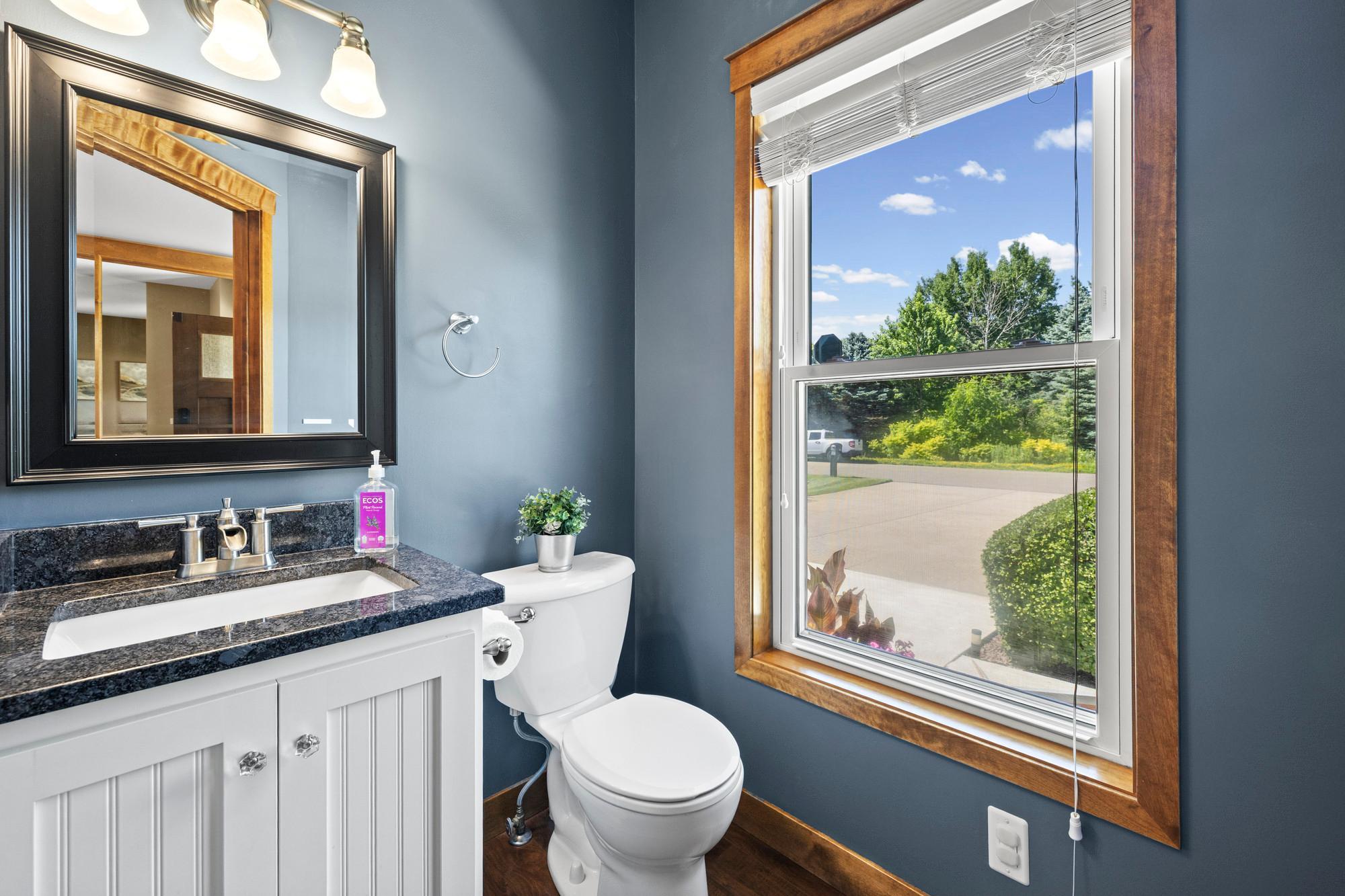 Main level 1/2 bath