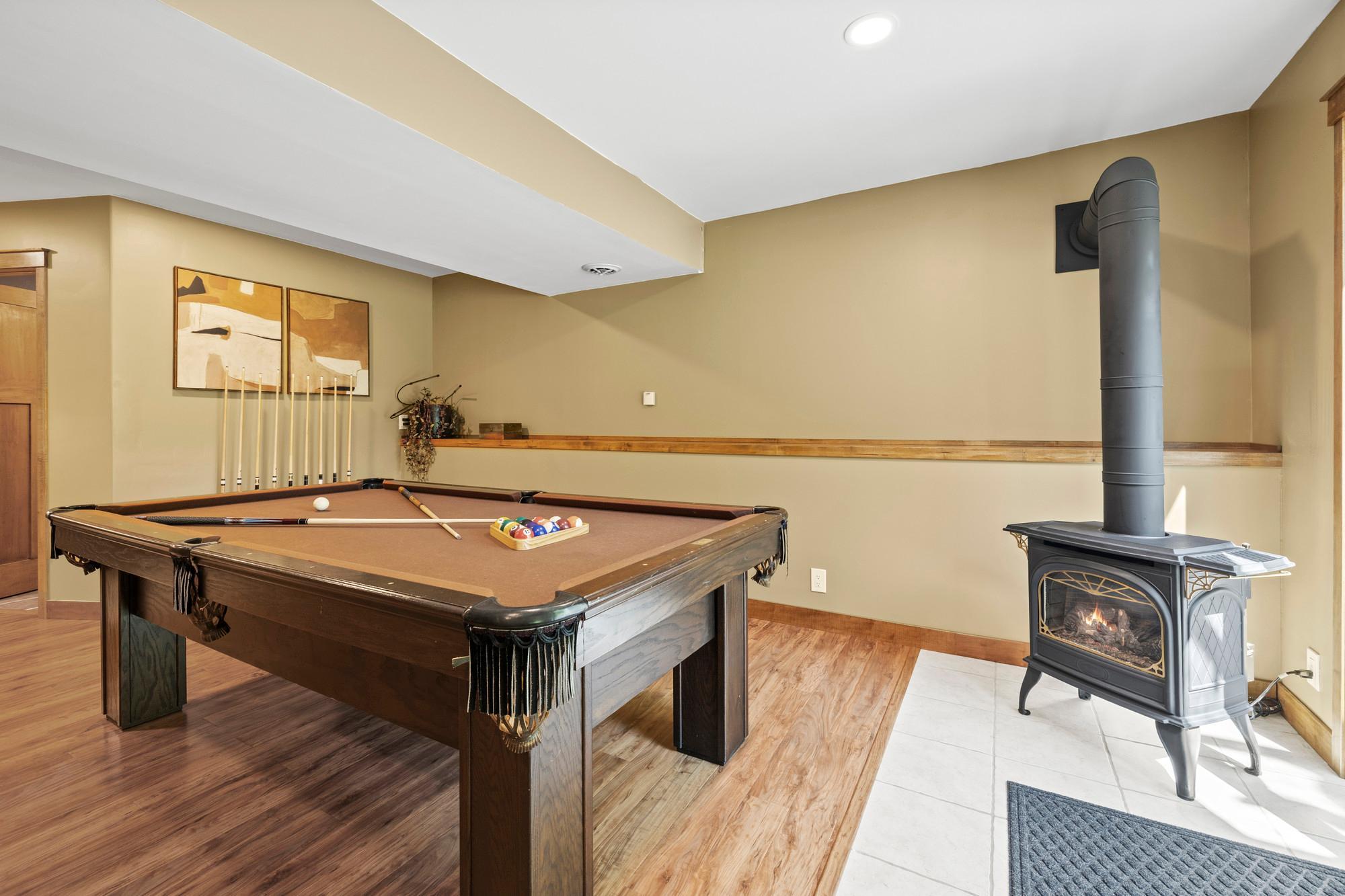 Recessed lighting & a gas stove fireplace