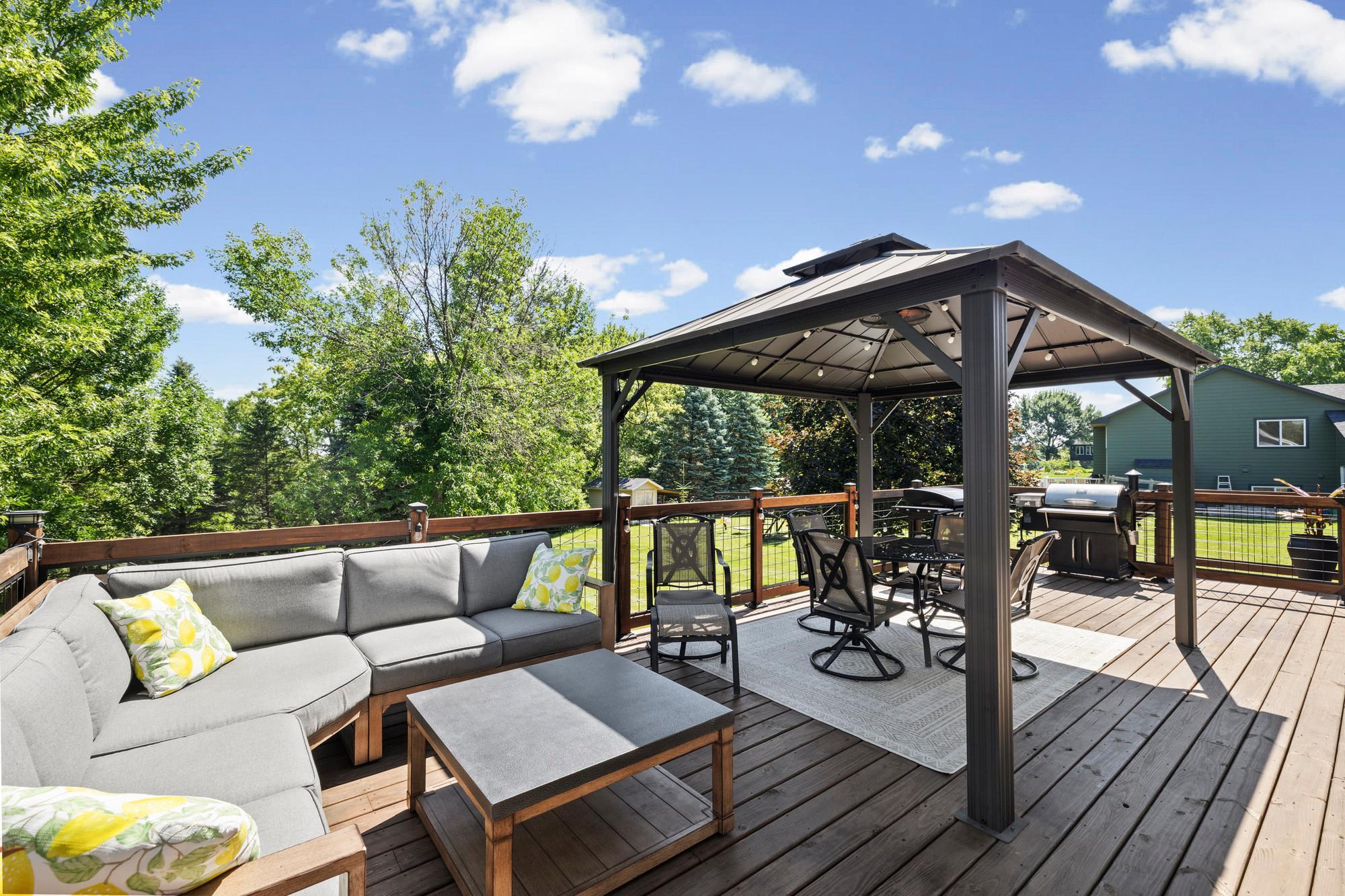 Giant deck with pergola