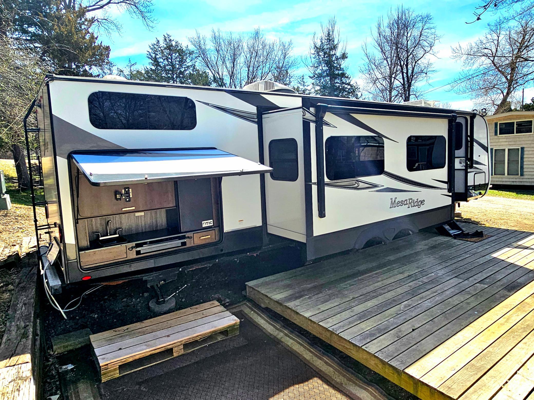 Convenient outdoor kitchen!