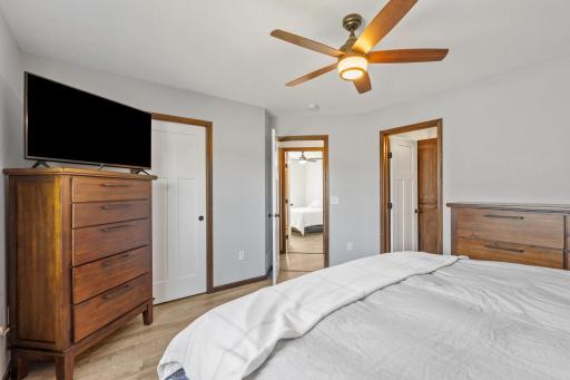 31-web-or-mls-375 29th Ave SE-31.jpg