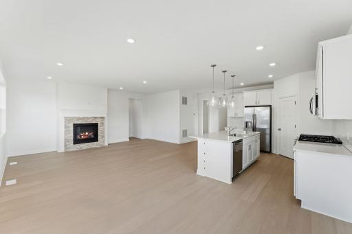 Sharing space with the kitchen, this dining room makes it a breeze to serve cold drinks, appetizers and main courses during the morning, evening and night.