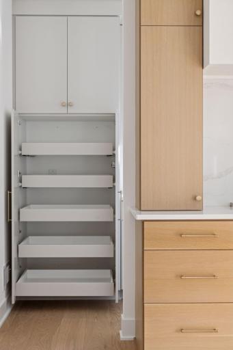 Plenty of kitchen storage with pull out shelves/drawers
