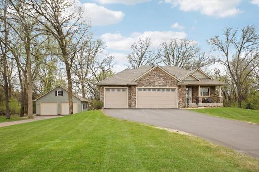 Here you see the the location of the additional detached garage with its own driveway.