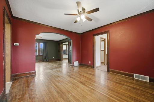 The formal dining room measures 12'x13.5' ft.