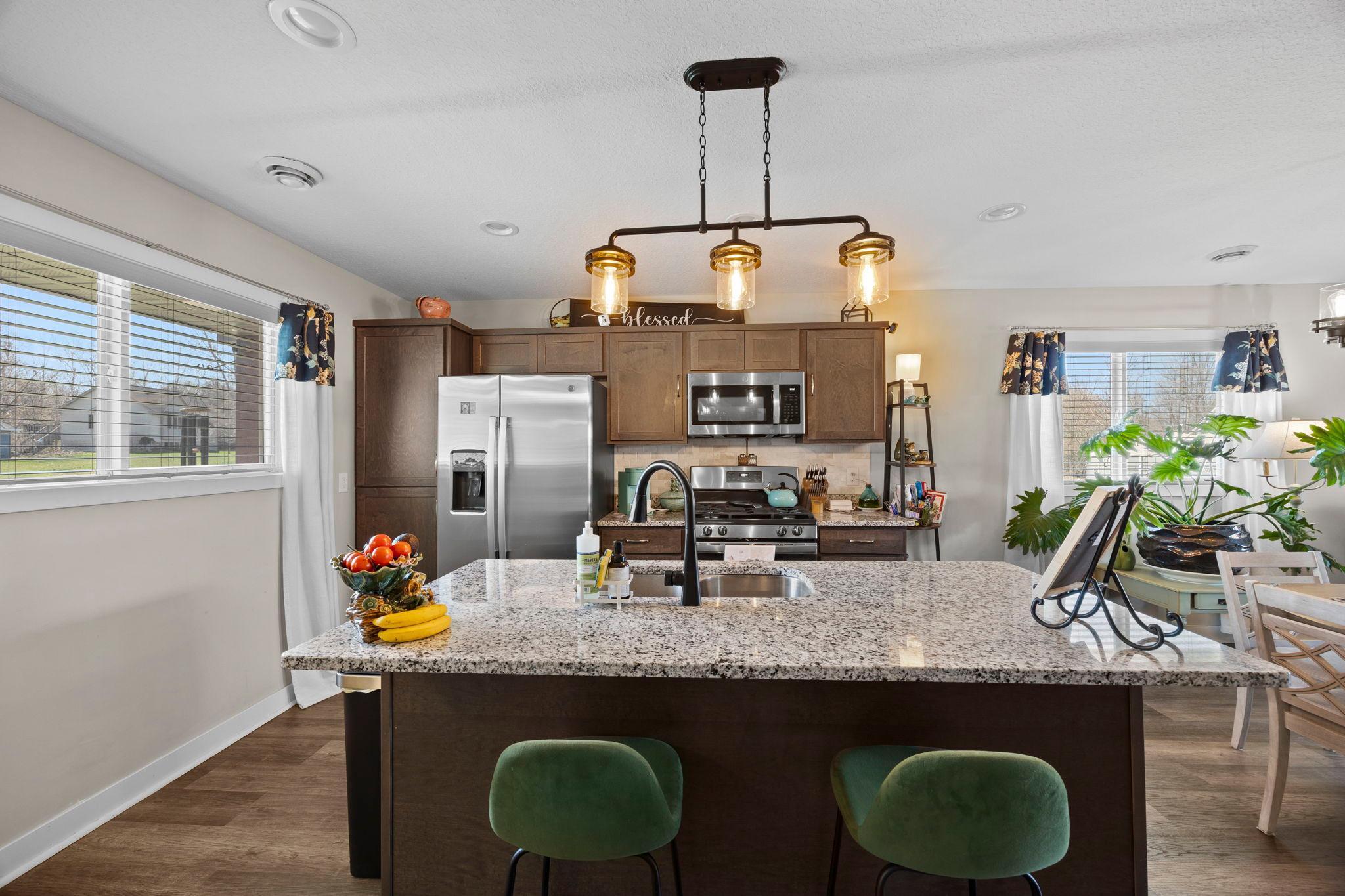 Large island area for entertaining