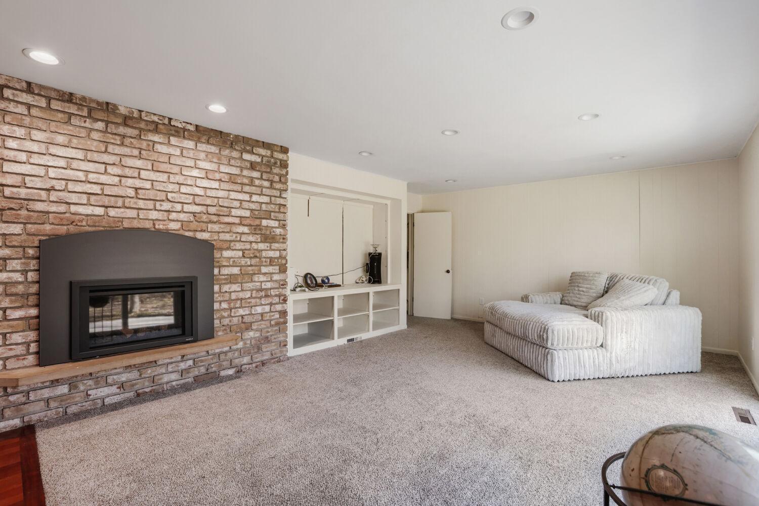 23 Evergreen Rd - Web Quality - 009 - 09 Living Room.jpg