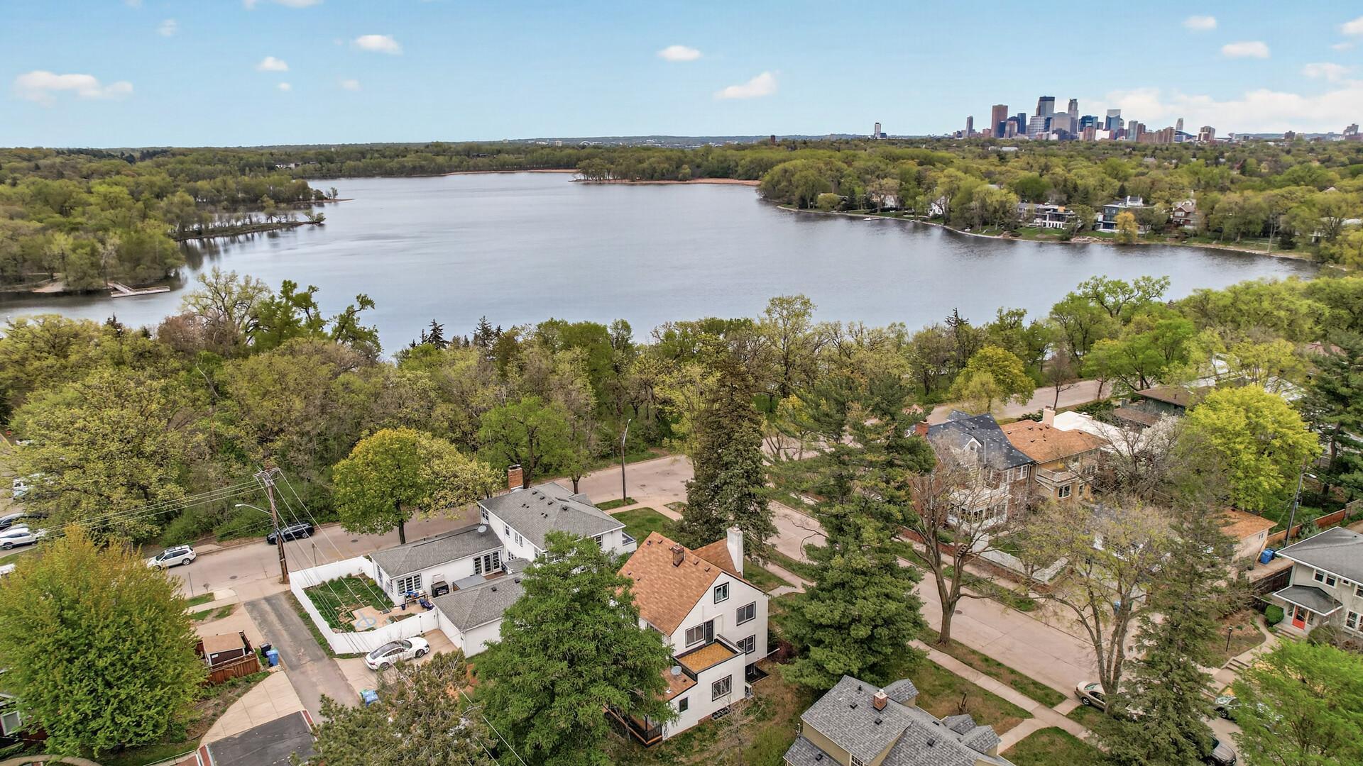 The surrounding area offers miles of scenic trails, beaches, and year-round recreation, all connected through the Chain of Lakes system. Nearby Linden Hills offers cafés, brunch spots, and boutique shopping.