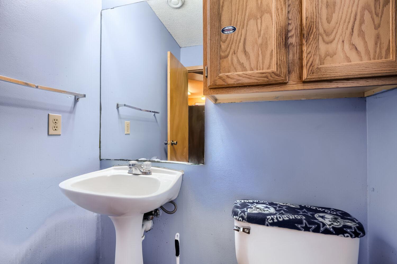 8731 Bechtel Ave - Web Quality - 008 - 08 Powder Room.jpg