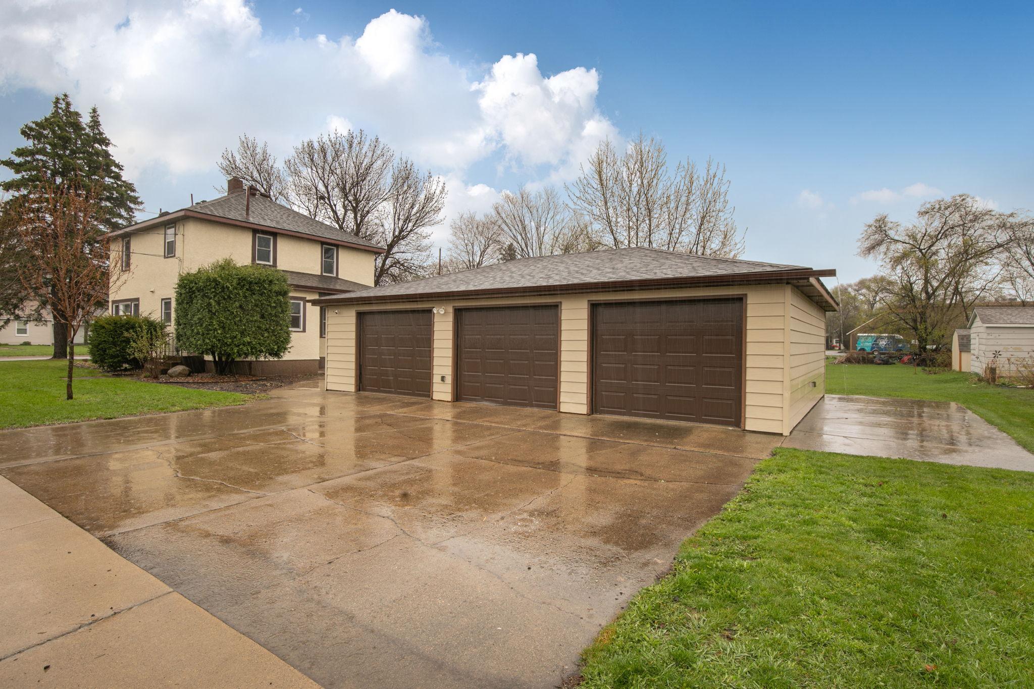 3 Stall Heated Garage with Concrete Driveway