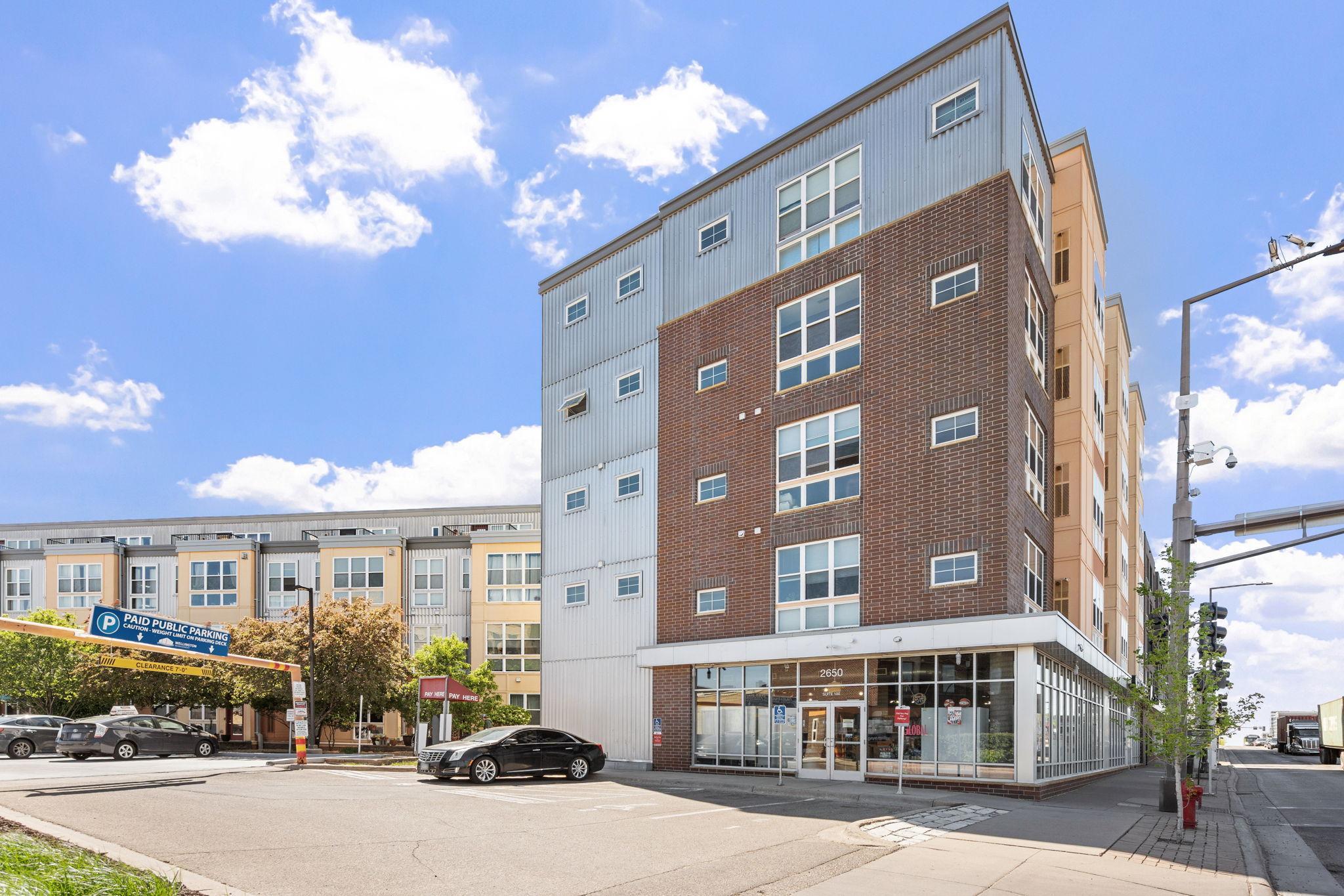 Ideally situated to public transportation, and 10 minutes from everything!